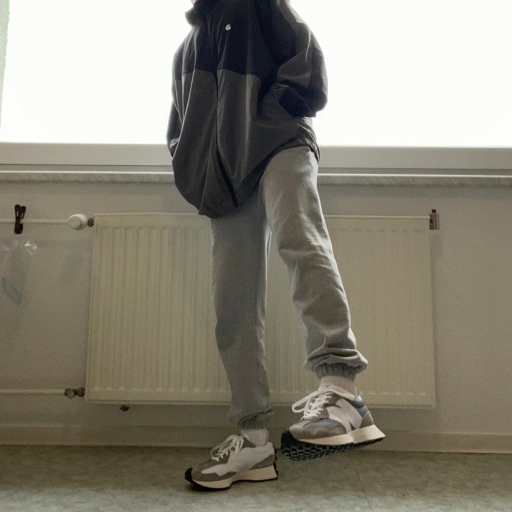 New Balance 327 Grey 착용 스타일