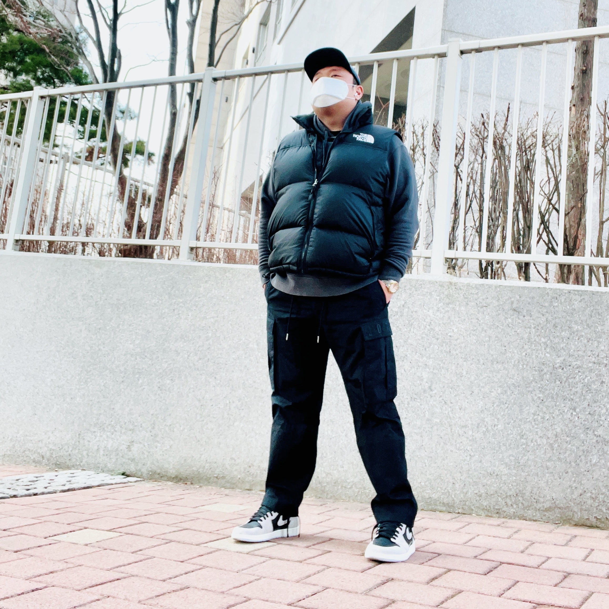 Jordan 1 Retro High Neutral Grey Hyper Crimson 착용 스타일