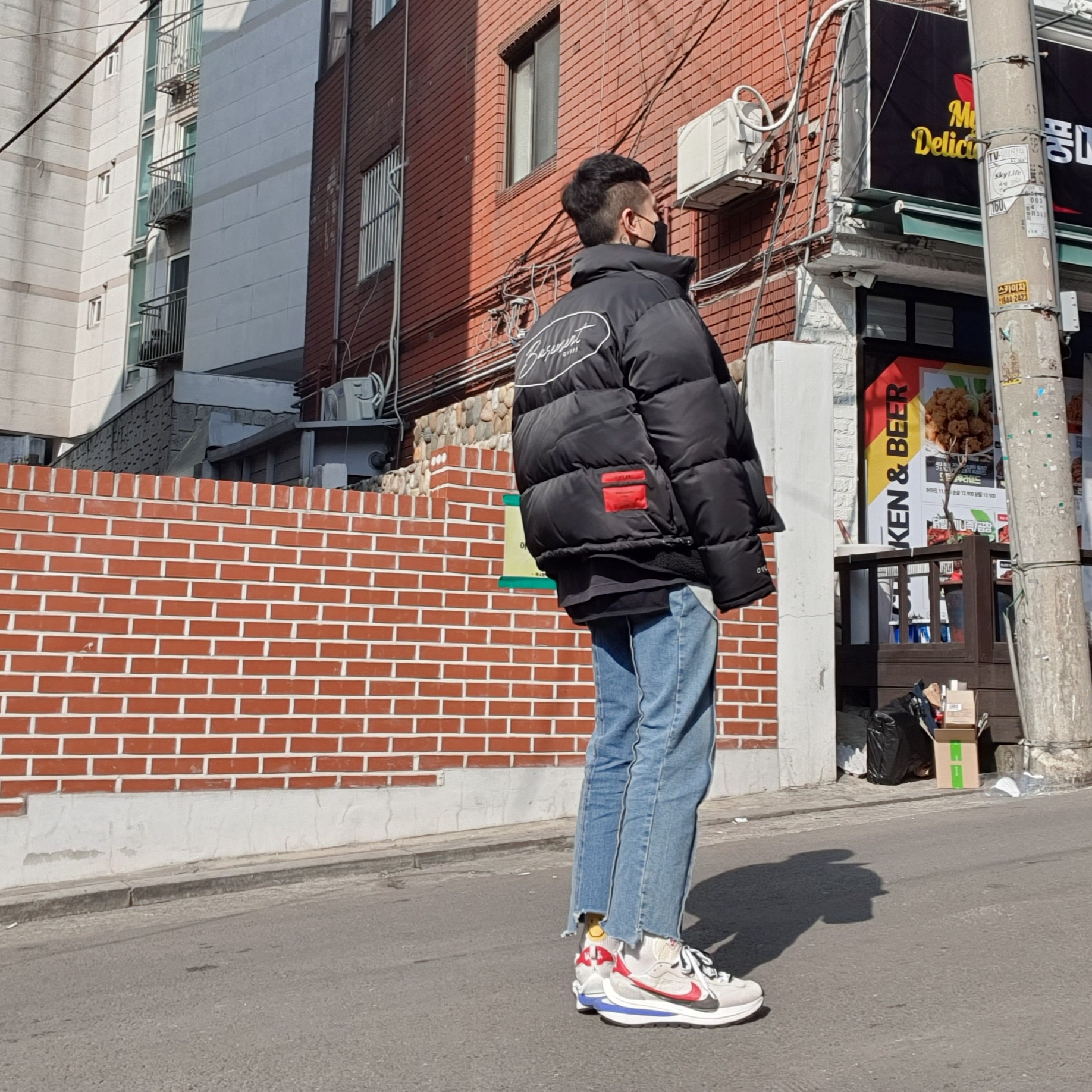 Nike x Sacai VaporWaffle Royal Fuchsia 착용 스타일 - 2