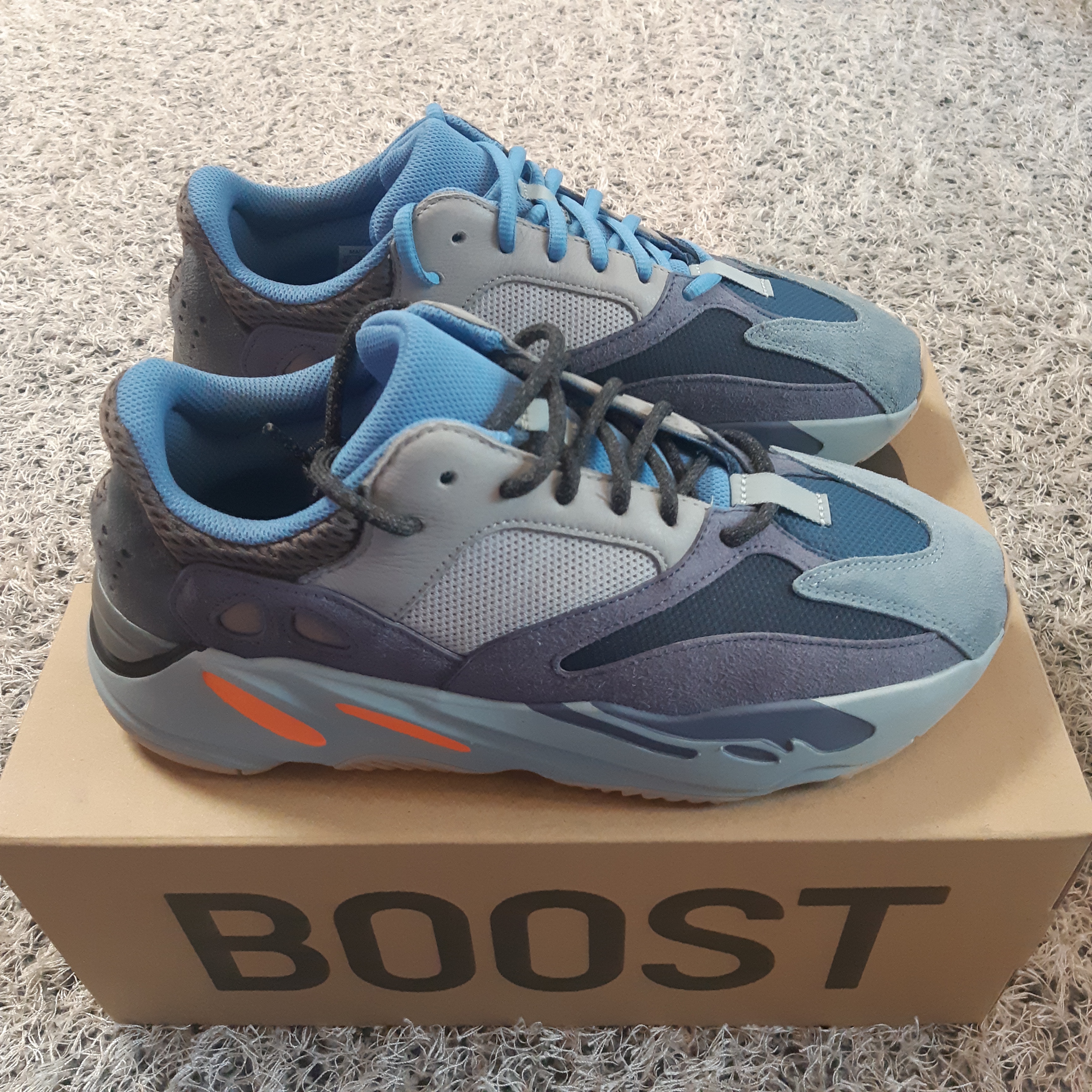 Adidas Yeezy Boost 700 Carbon Blue 착용 스타일 - 1