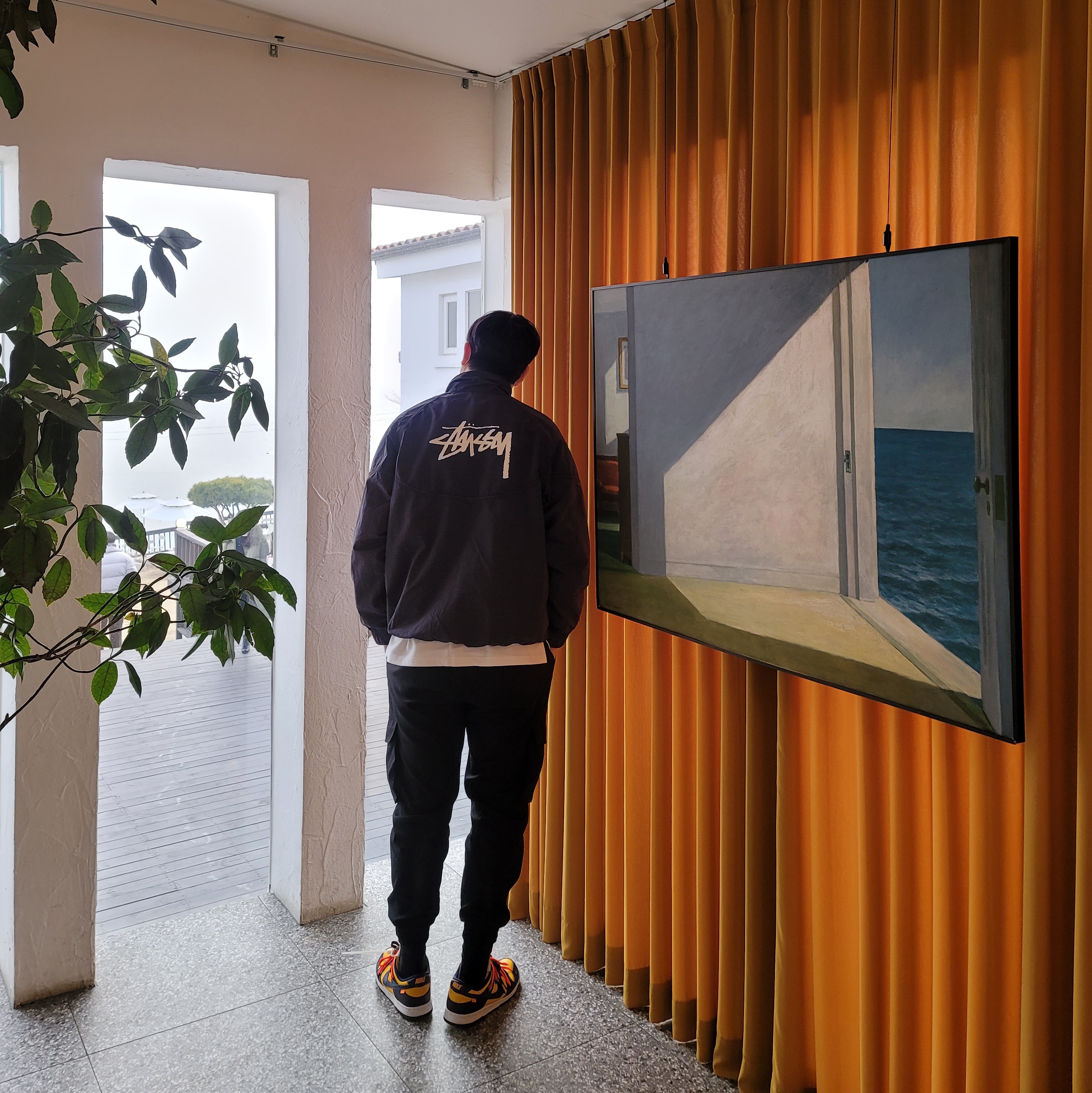 Nike x Stussy Windrunner Jacket Off Noir, Nike x Off-White Dunk Low University Gold Midnight Navy 착용 스타일