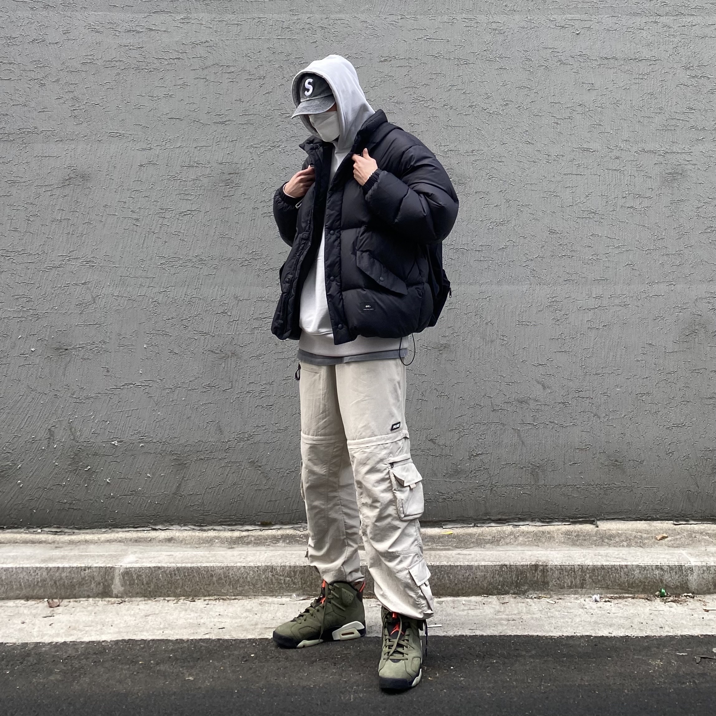 Jordan 6 x Travis Scott Retro Olive, Palace x Arc'teryx Hood Grey - 20FW 착용 스타일 - 1