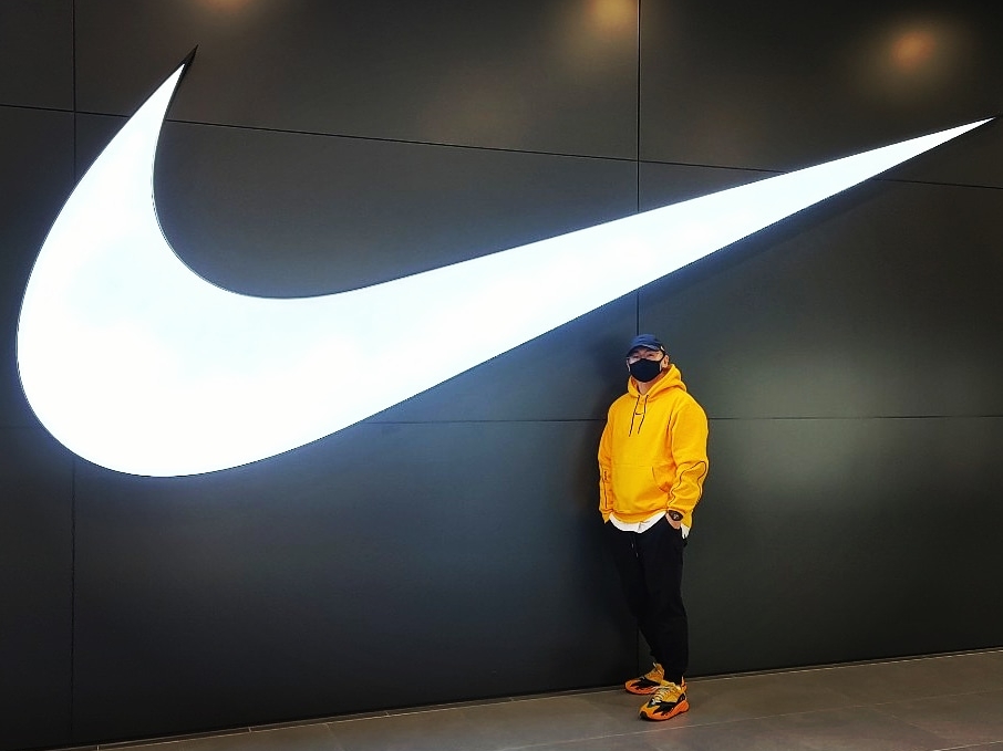 Nike x Drake Nocta Essential Cap Black, Nike x Drake Nocta Essential Hoodie University Gold - US/EU 착용 스타일