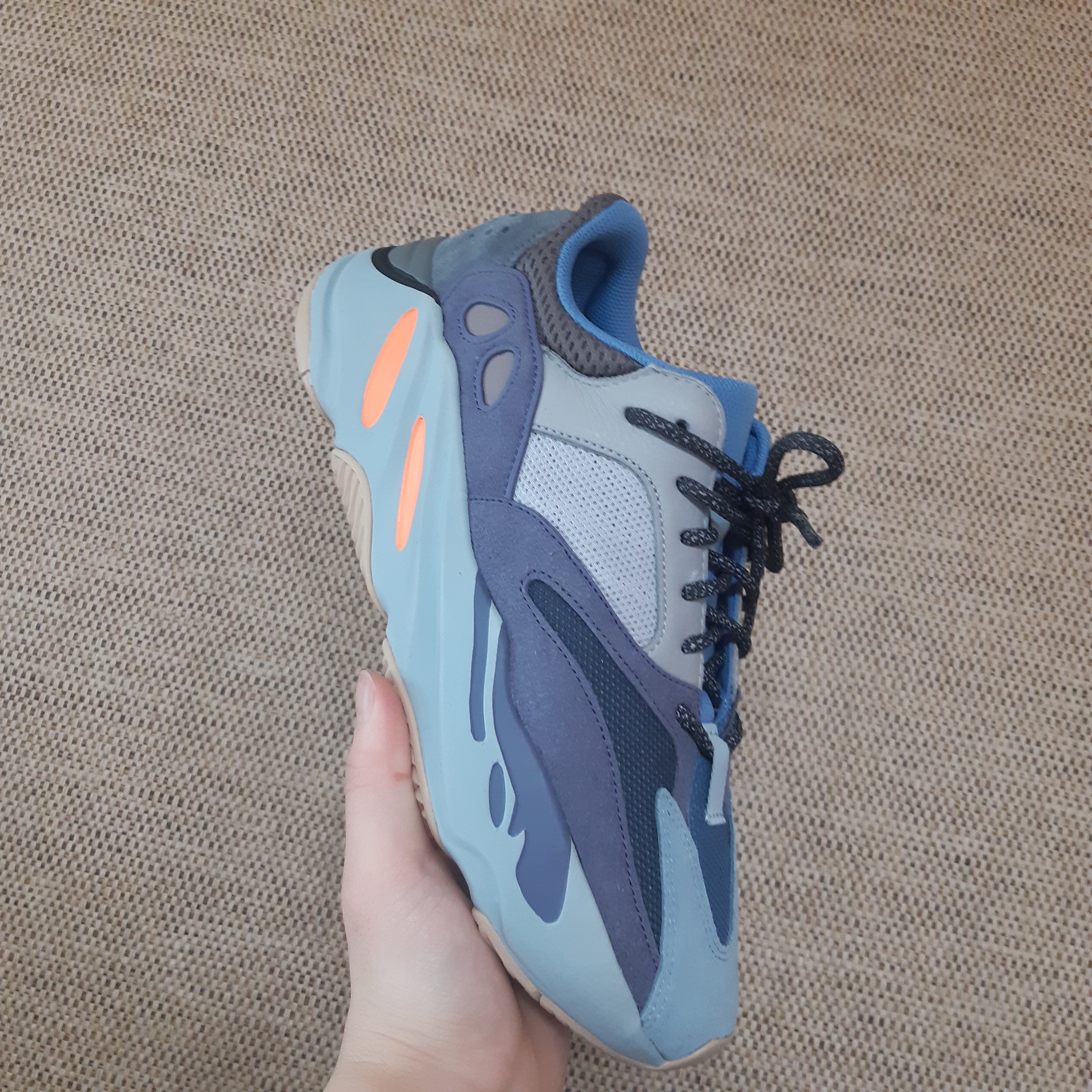 Adidas Yeezy Boost 700 Carbon Blue 착용 스타일 - 4
