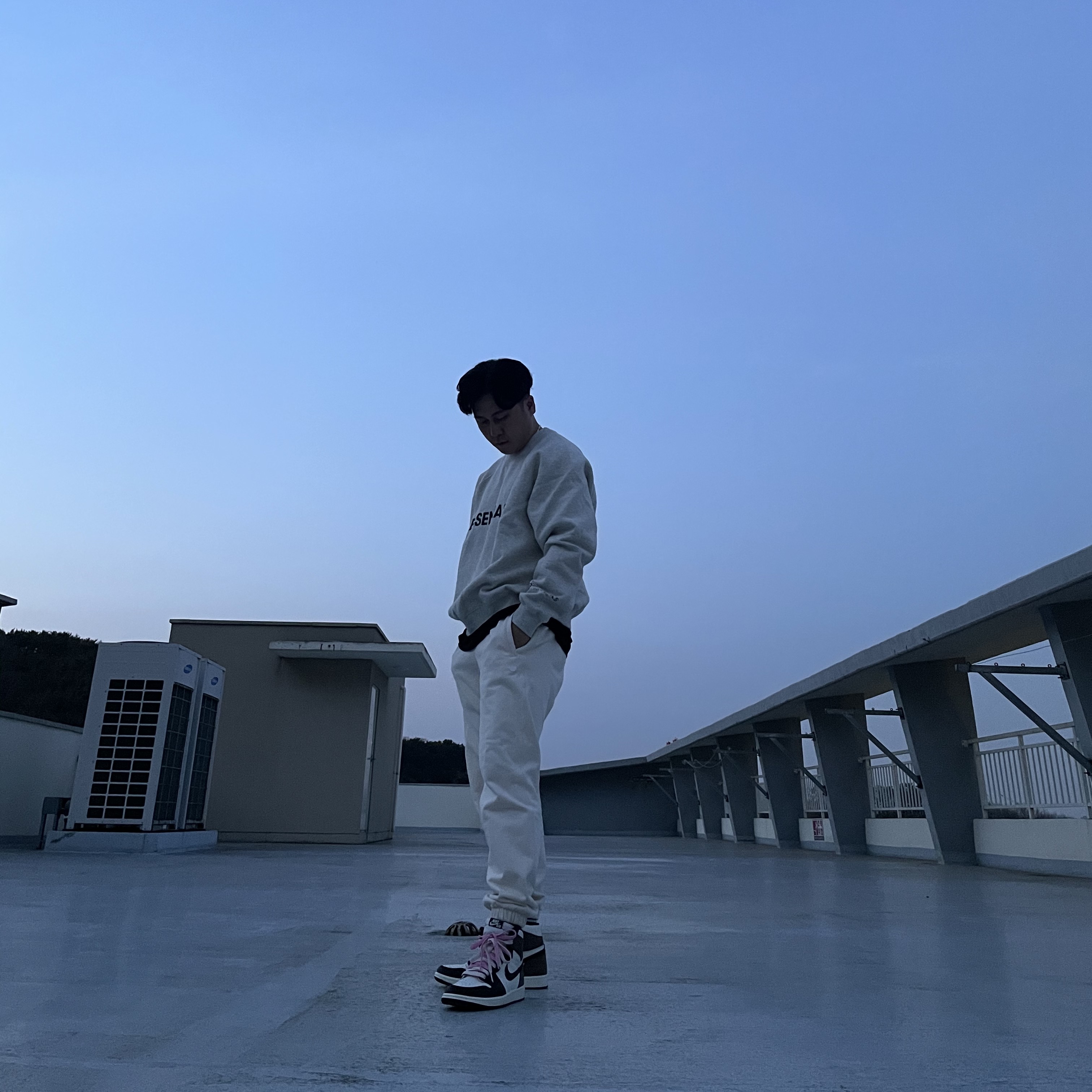Jordan 1 Retro High OG Black Mocha, Essentials 3D Silicon Applique Crewneck Oatmeal/Oatmeal Heather/Light Heather Oatmeal 2020 착용 스타일 - 2