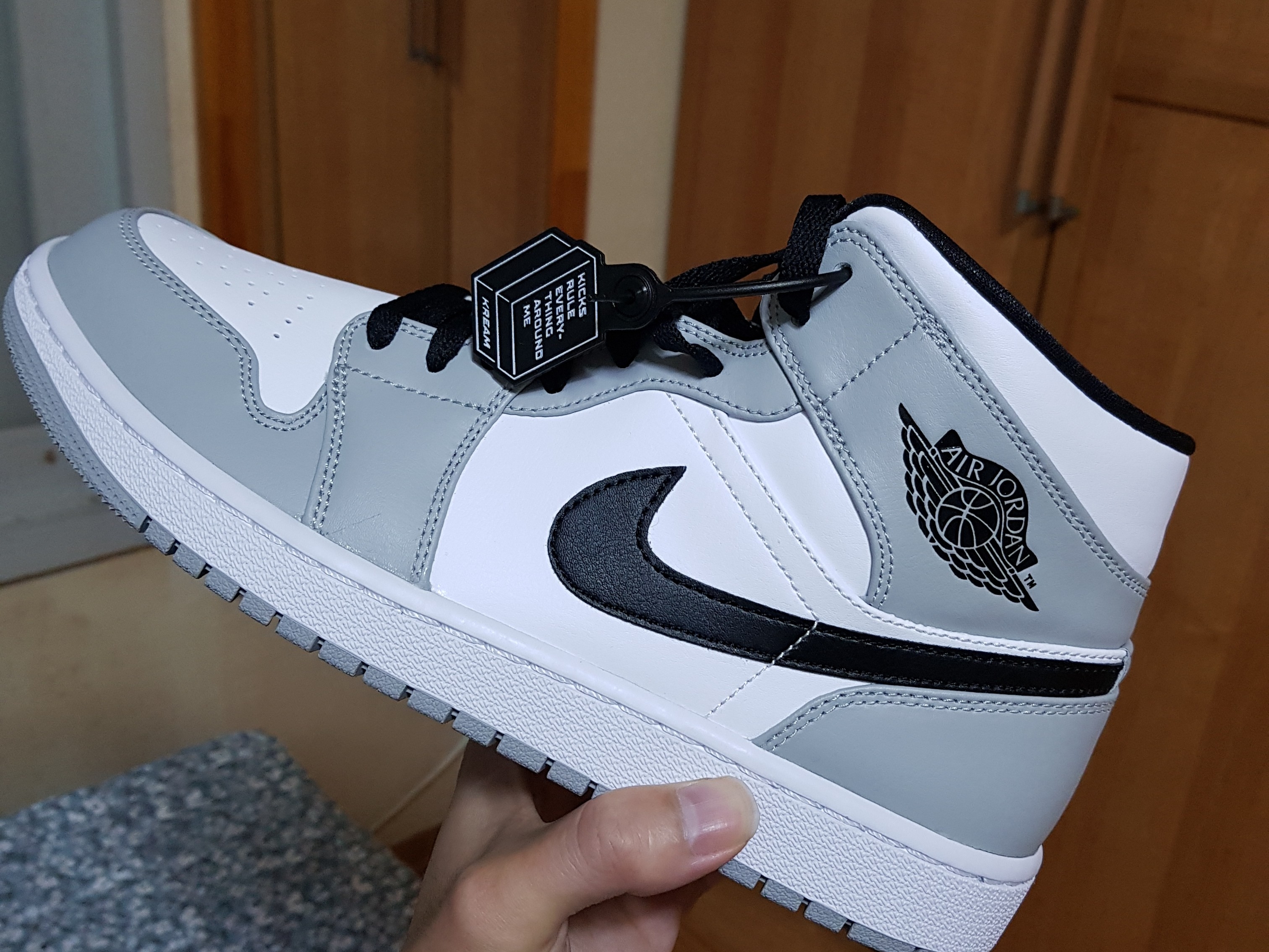 Jordan 1 Mid Light Smoke Grey 착용 스타일 - 2