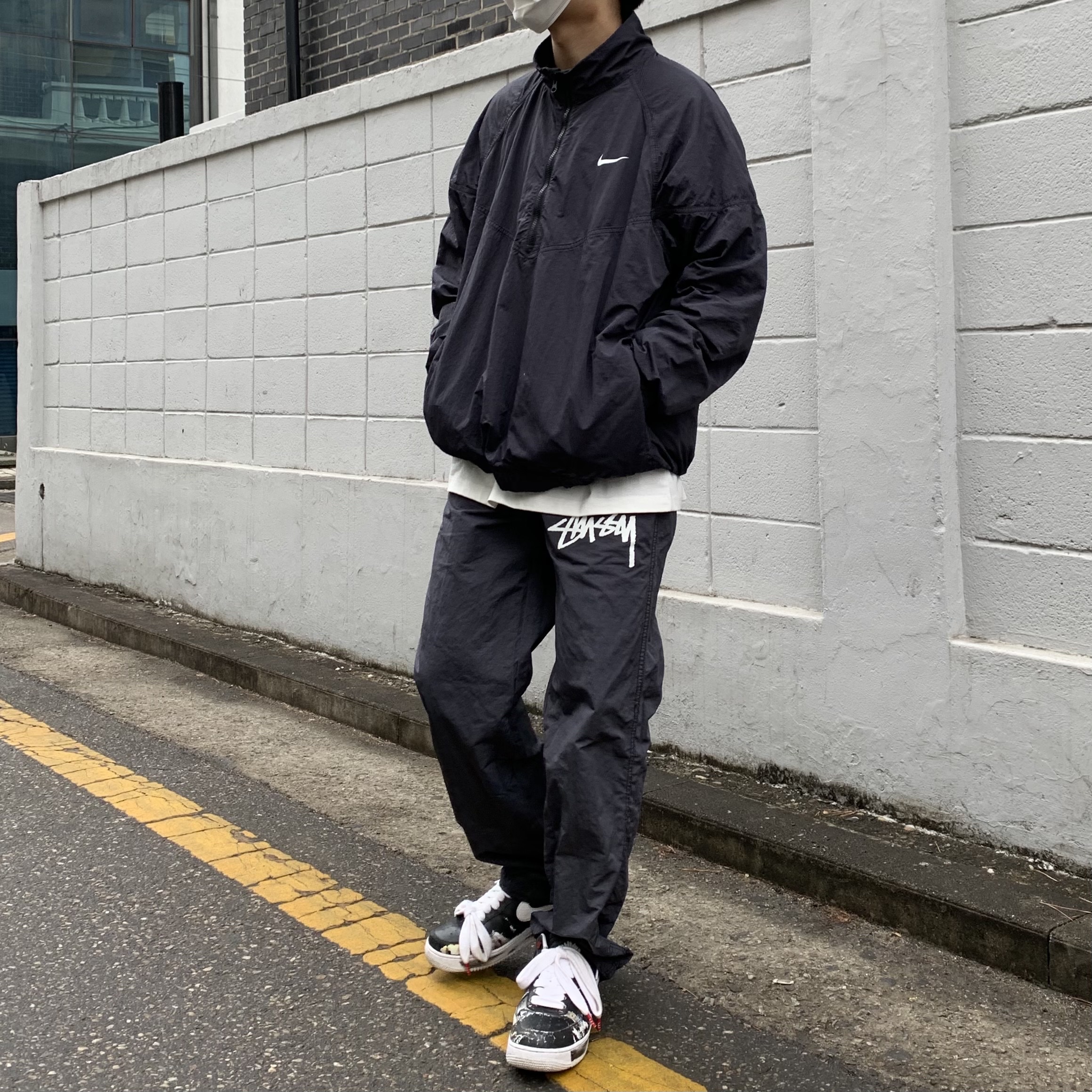 Nike x Stussy Windrunner Jacket Off Noir, Nike x Stussy Beach Pants Off Noir 착용 스타일