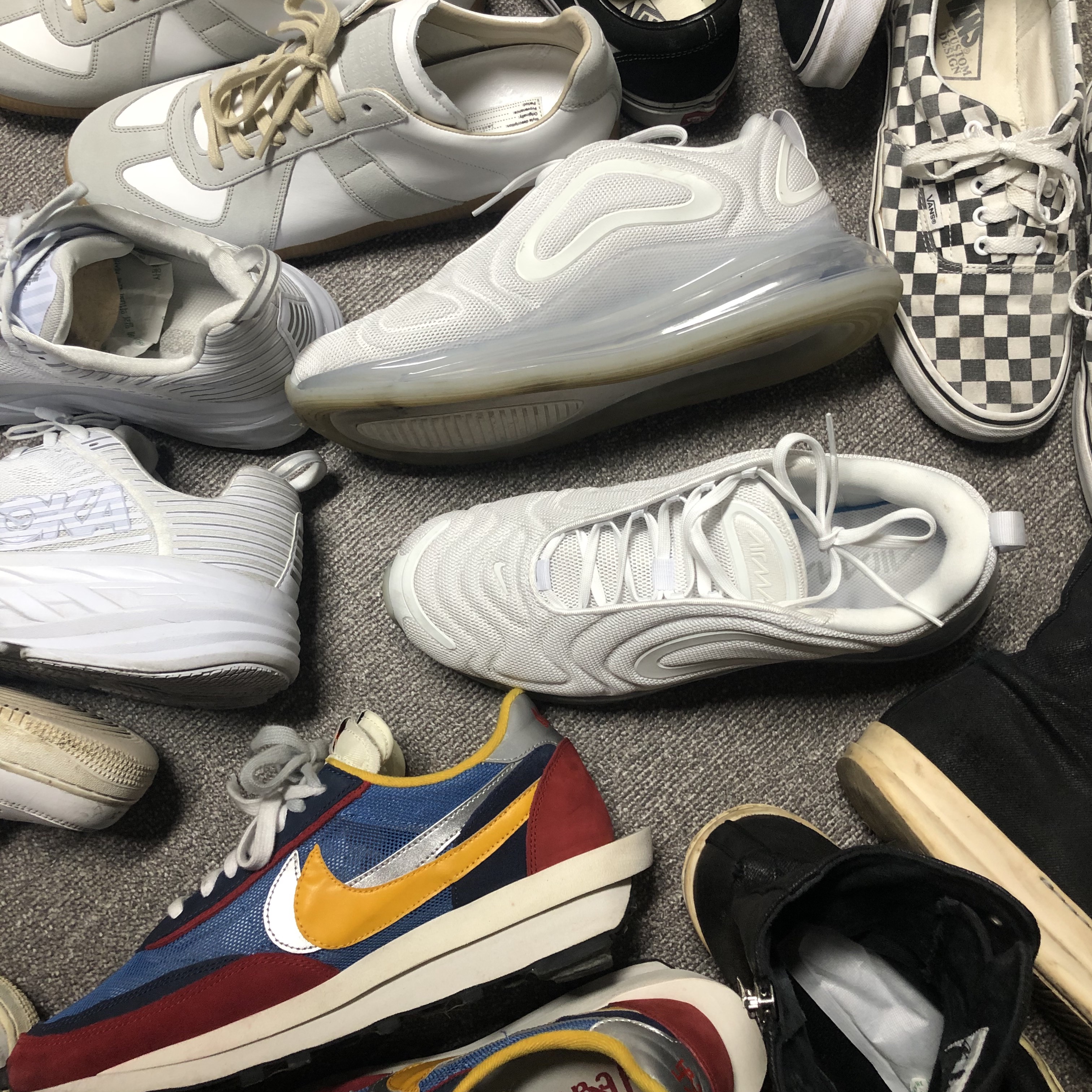 Nike x Sacai LDWaffle Blue Multi, Hoka Bondi 6 White 착용 스타일