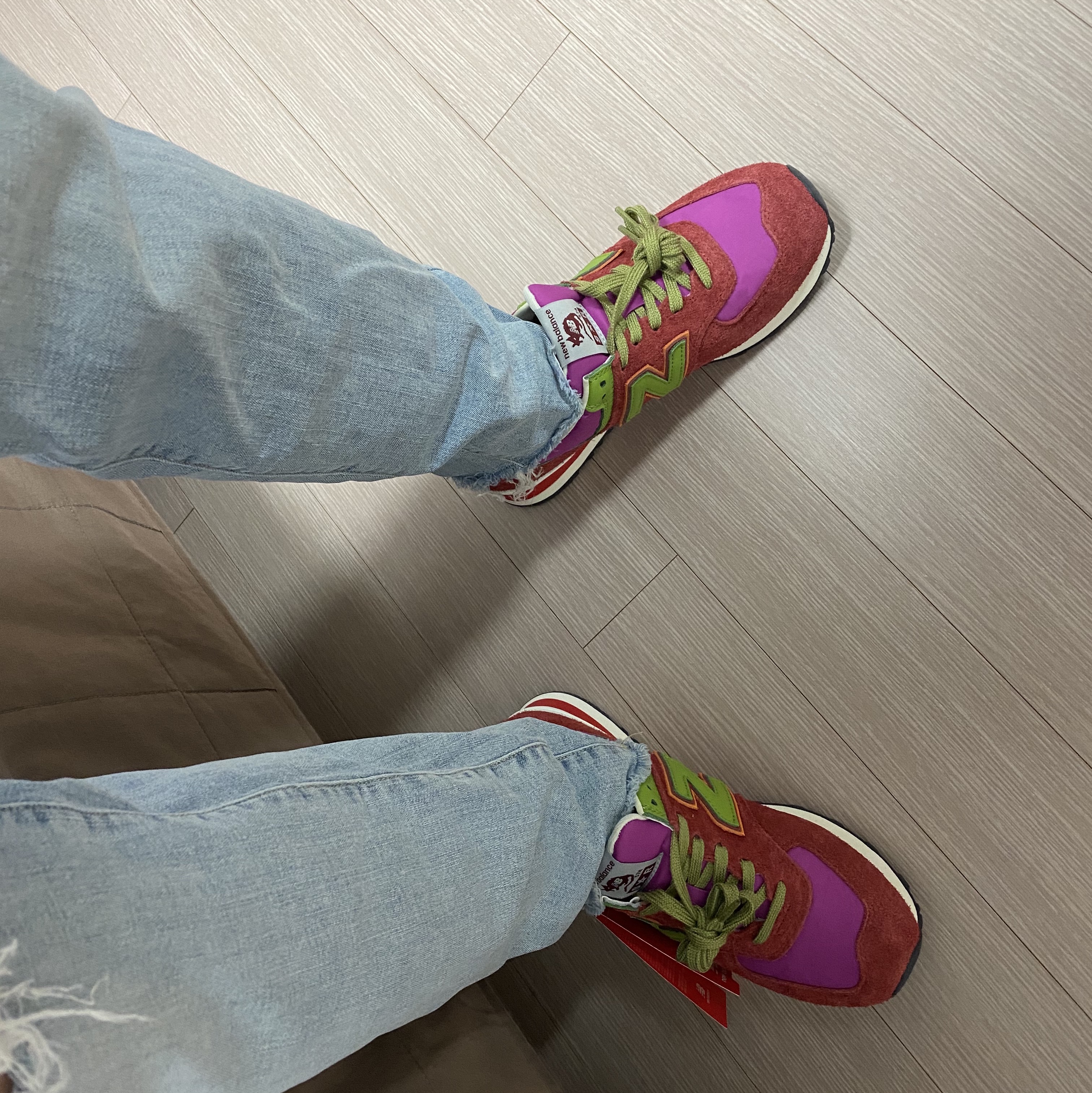 New Balance x Stray Rats 574 Red 착용 스타일 - 1