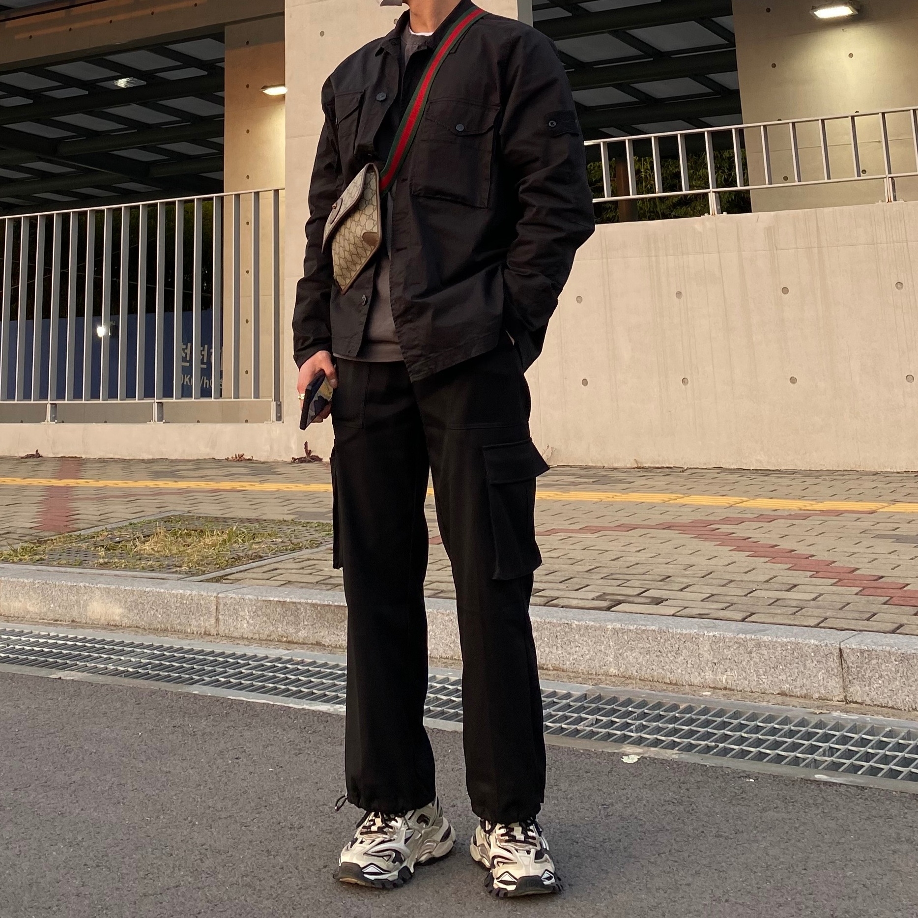 Balenciaga Track.2 Sneakers Beige Black 착용 스타일