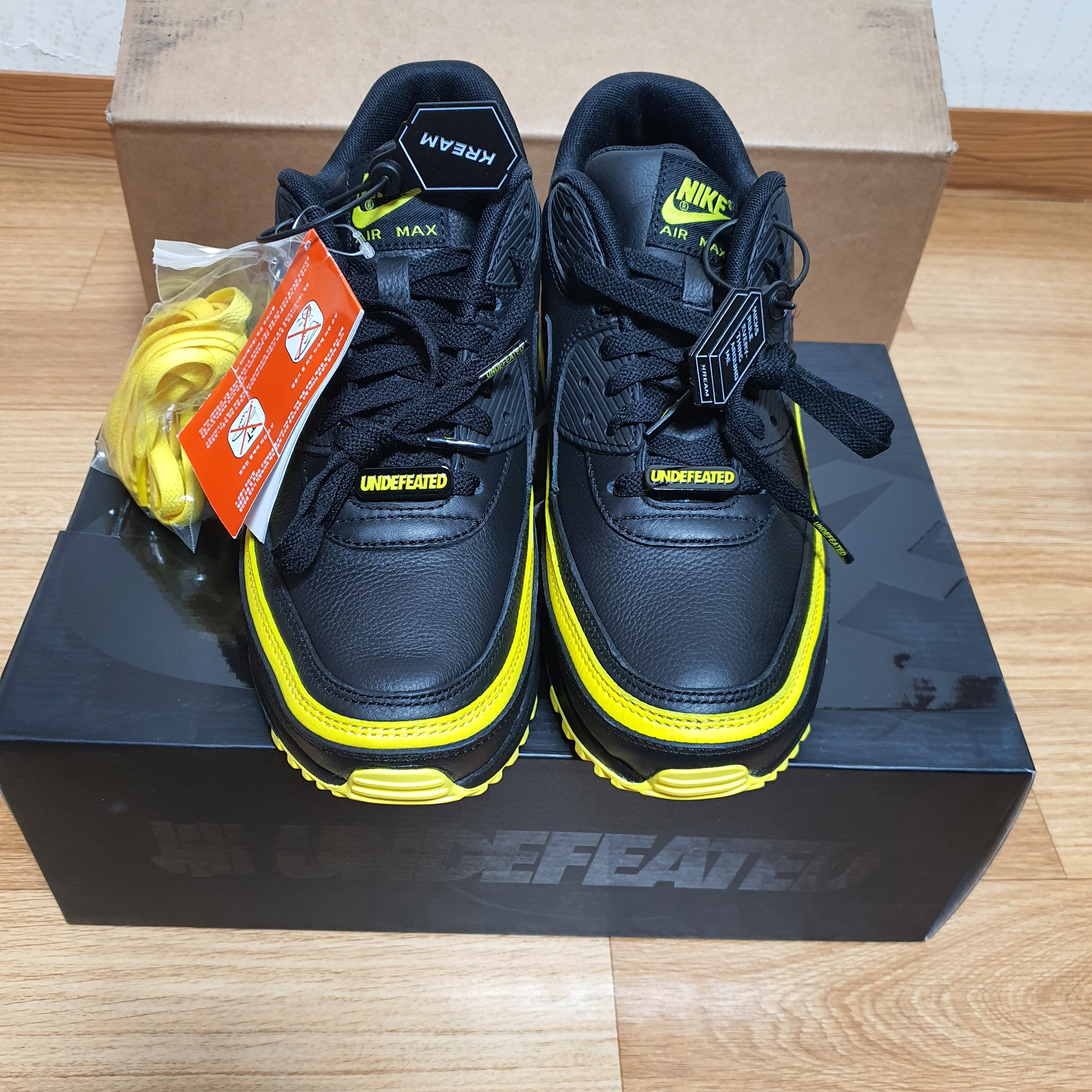 Nike x Undefeated Air Max 90 Black Optic Yellow 착용 스타일 - 3