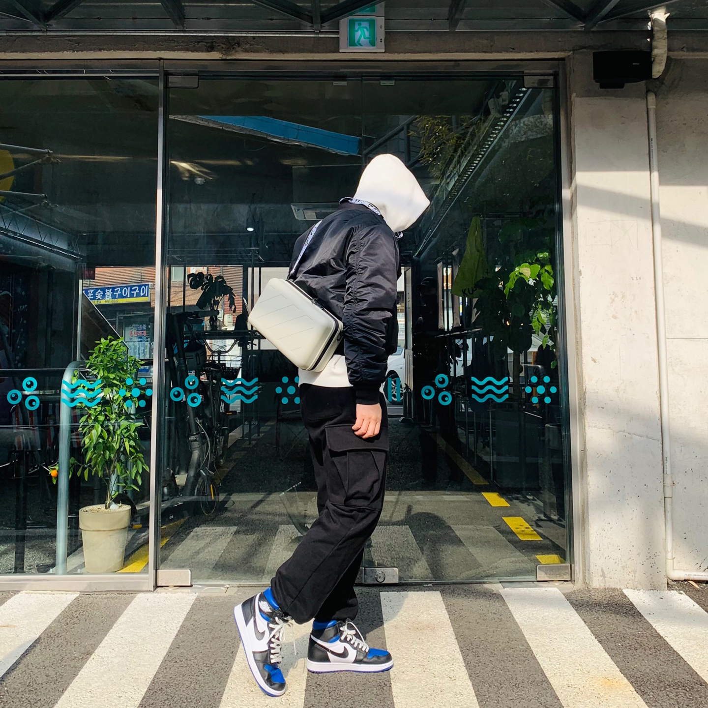 Off-White x Amore Pacific Protection Box (Without Cosmetics), Jordan 1 Retro High OG Royal Toe 착용 스타일