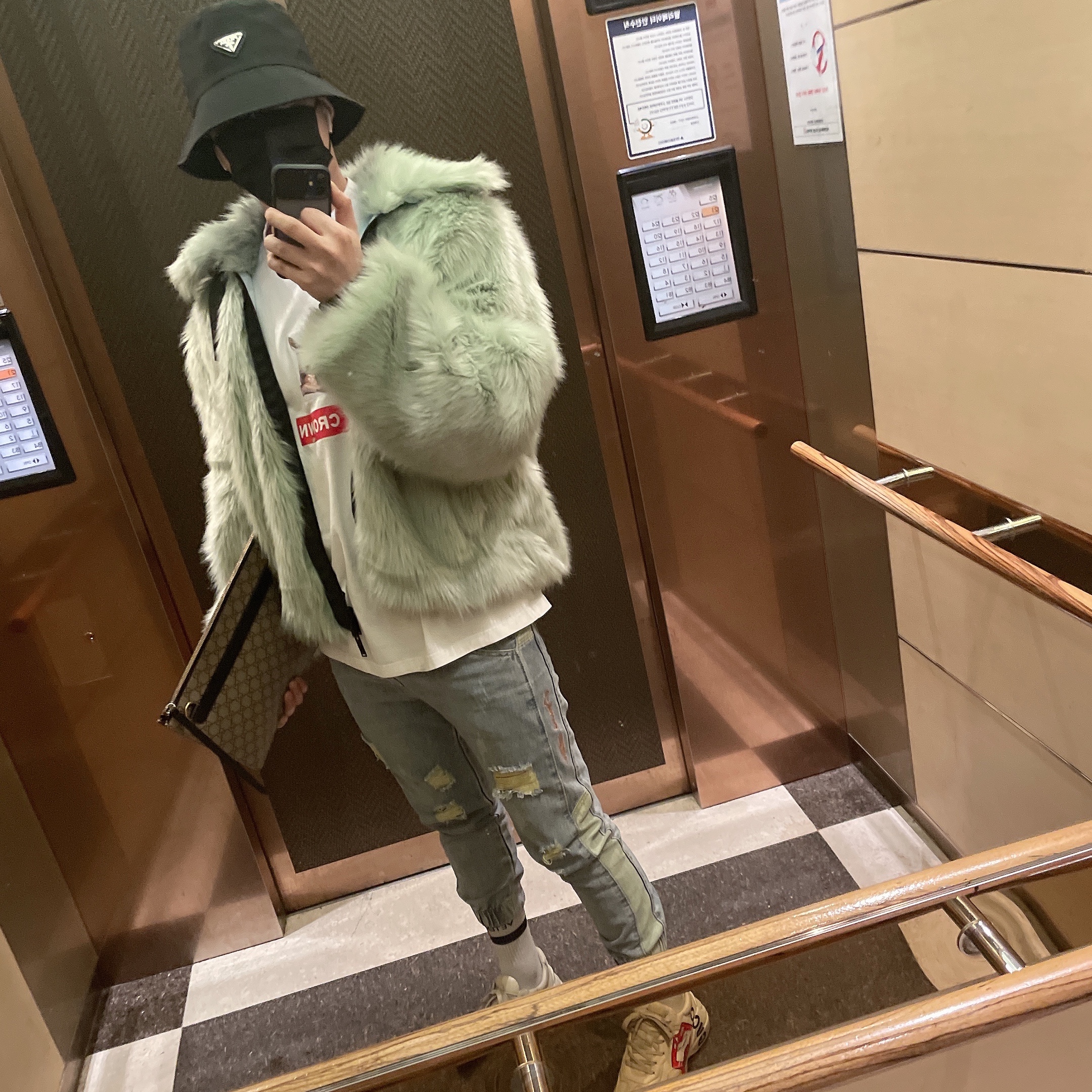 Gucci Rhyton Leather Sneakers Mouth, (W) Nike x Ambush Reversible Faux-Fur Coat Jade Horizon 착용 스타일