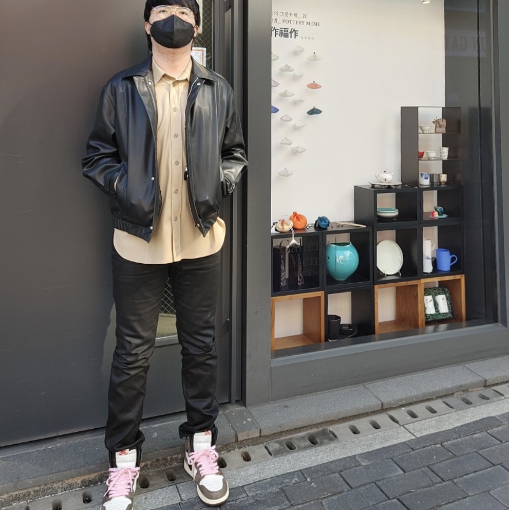 Jordan 1 x Travis Scott Retro High OG SP Mocha 착용 스타일 - 1