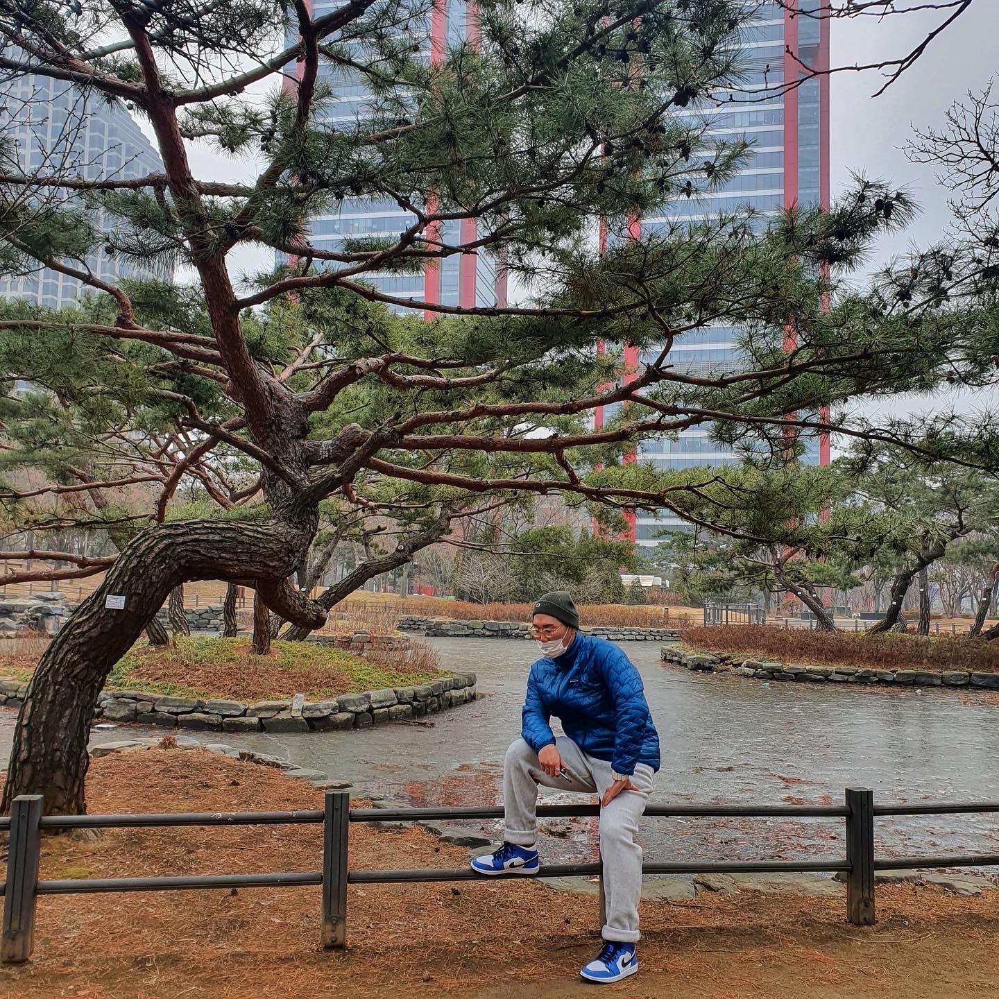 Jordan 1 Mid SE Signal Blue 착용 스타일 - 1