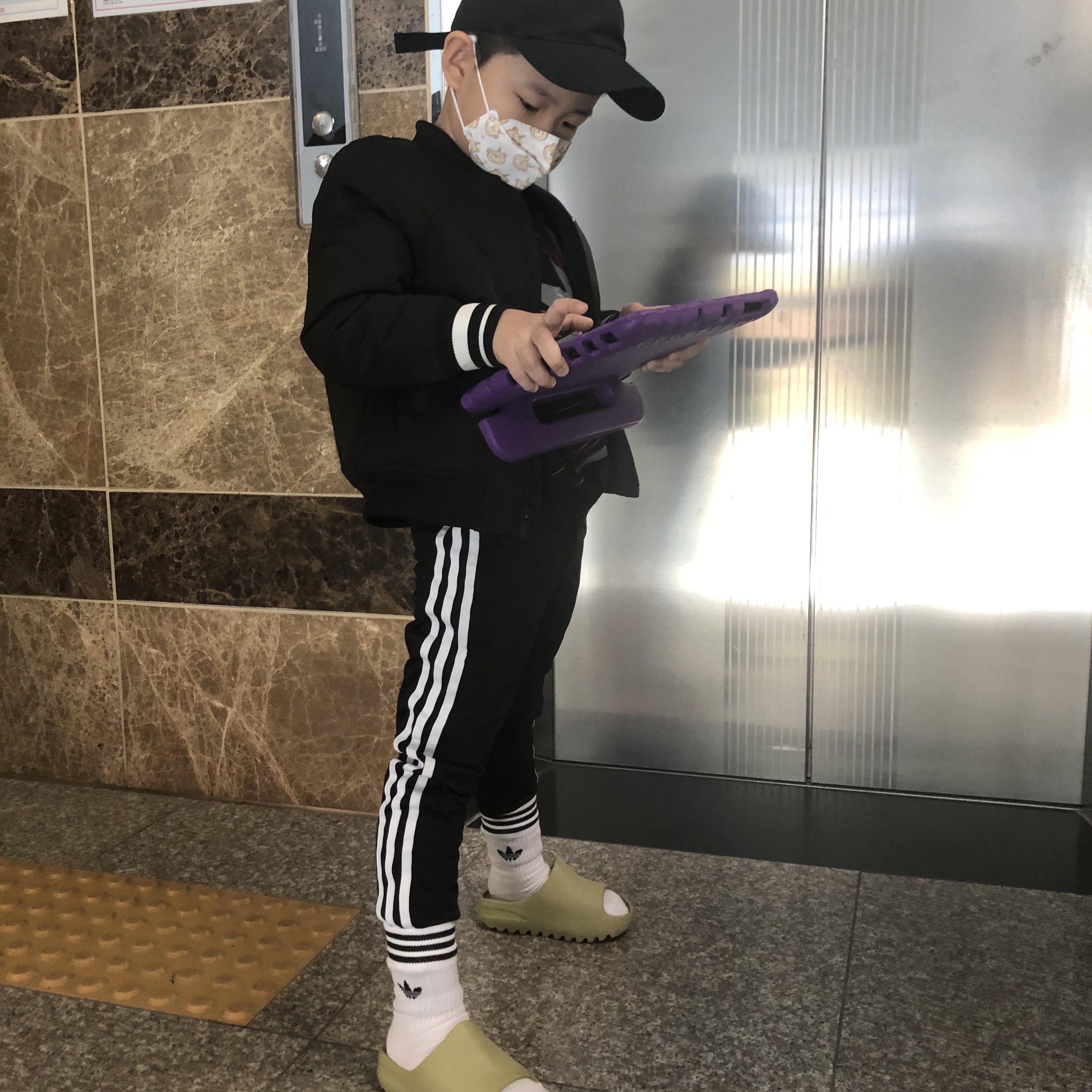 (Kids) Adidas Yeezy Boost 350 V2 Black Red 2020, (Kids) Adidas Yeezy Boost 700 Wave Runner Solid Grey 착용 스타일 - 4