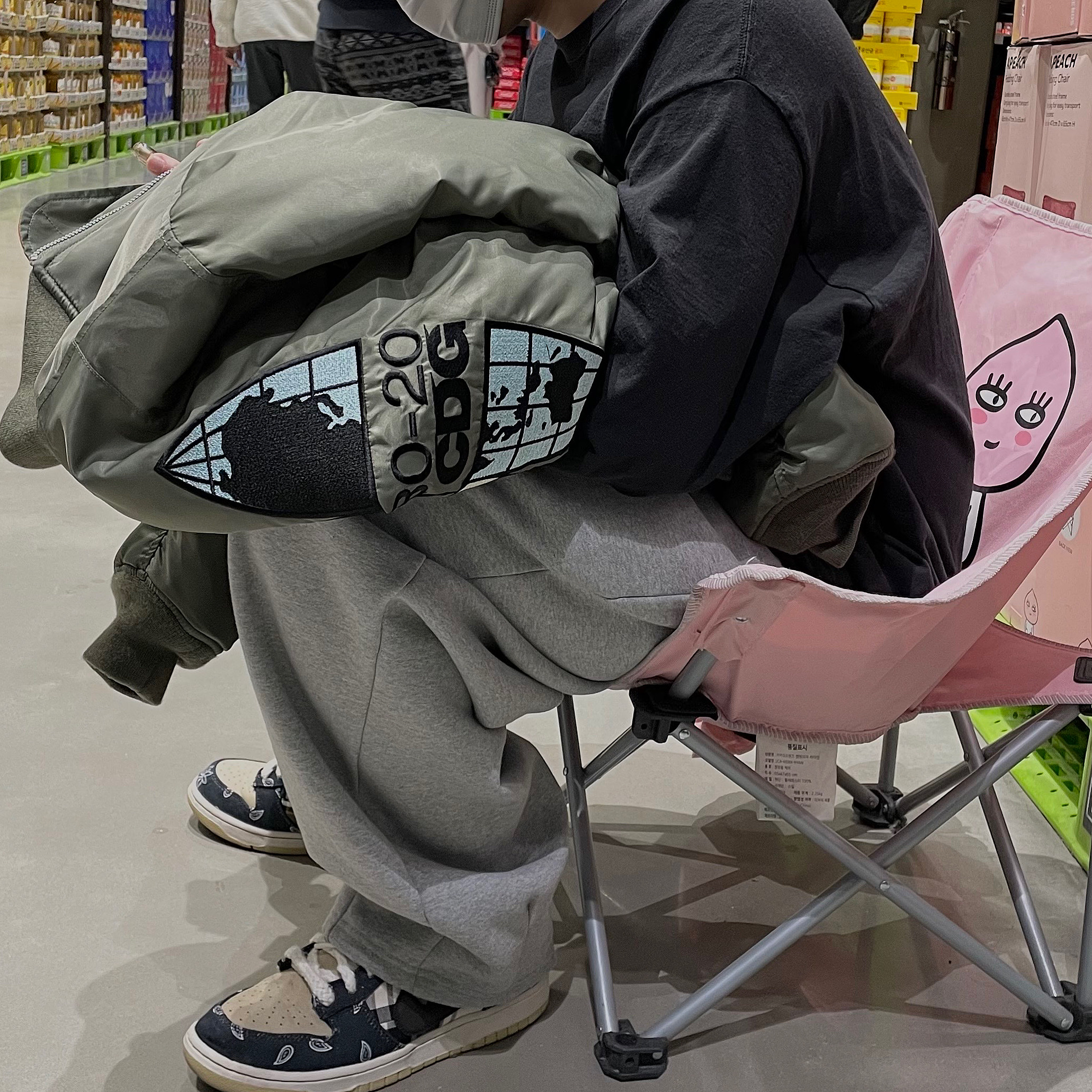 Nike x Travis Scott SB Dunk Low, Stussy x CDG MA-1 Jacket Olive 착용 스타일