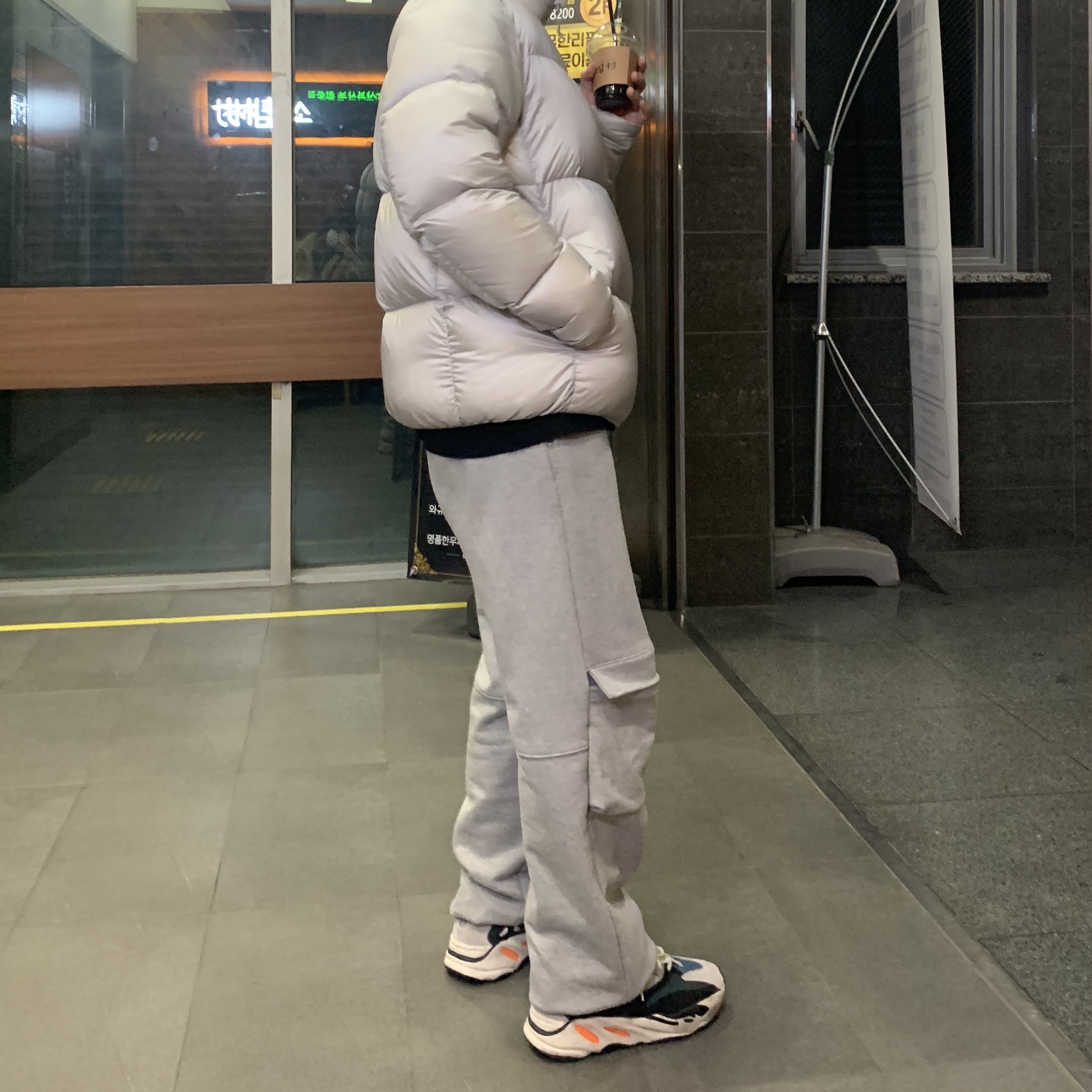 Adidas Yeezy Boost 700 Wave Runner Solid Grey 2017/2019 착용 스타일