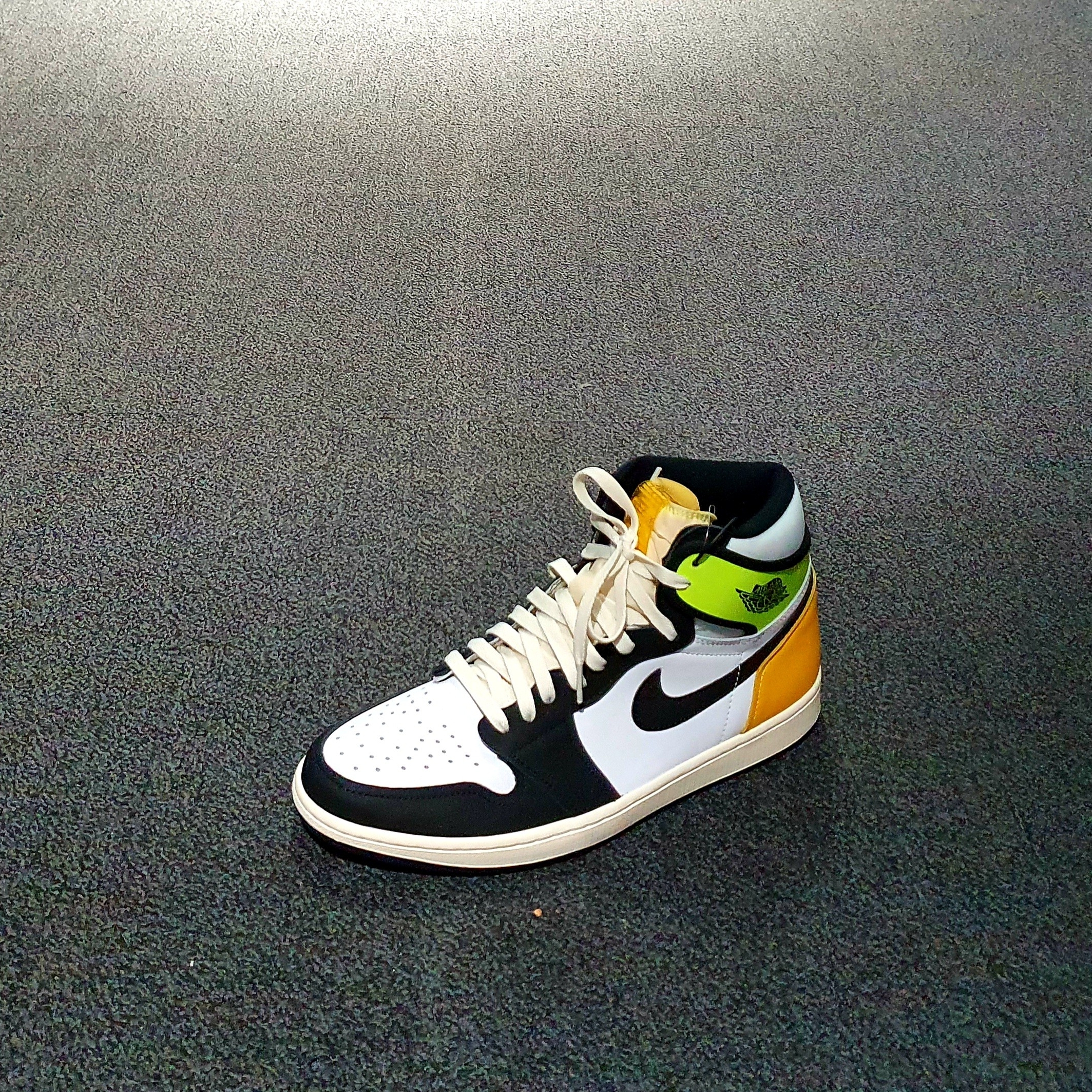 Jordan 1 Retro High OG Volt Gold 착용 스타일