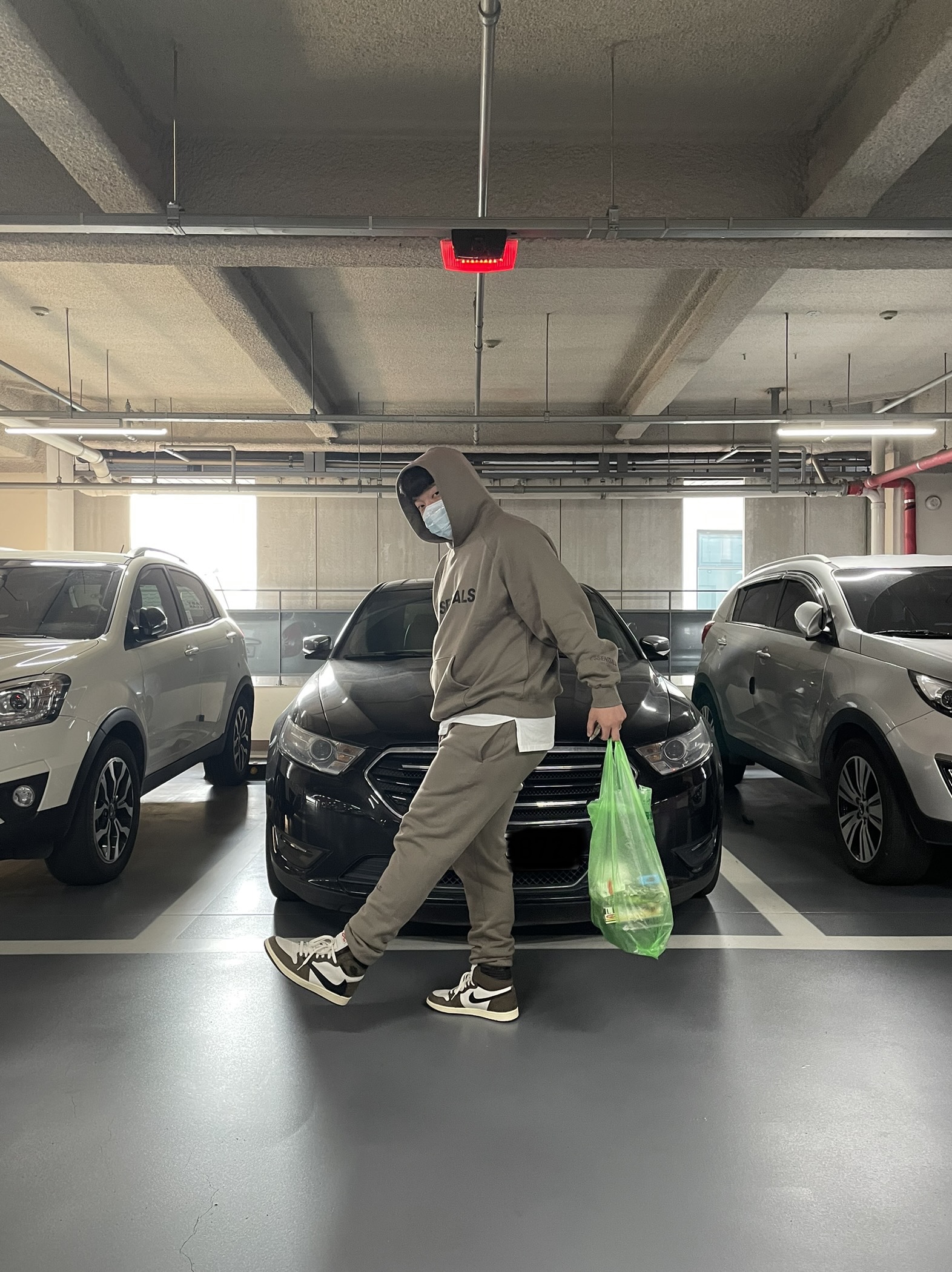 Essentials 3D Silicon Applique Pullover Hoodie Taupe - 20FW, Essentials Sweatpants Taupe - 20FW 착용 스타일 - 1