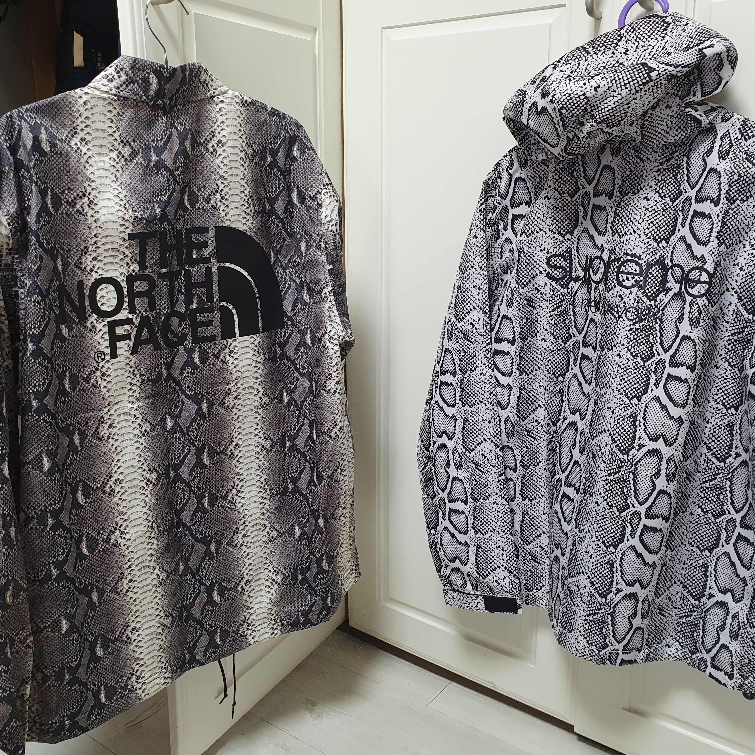 Supreme x The North Face Snakeskin Taped Seam Coaches Jacket Black - 18SS 착용 스타일 - 1