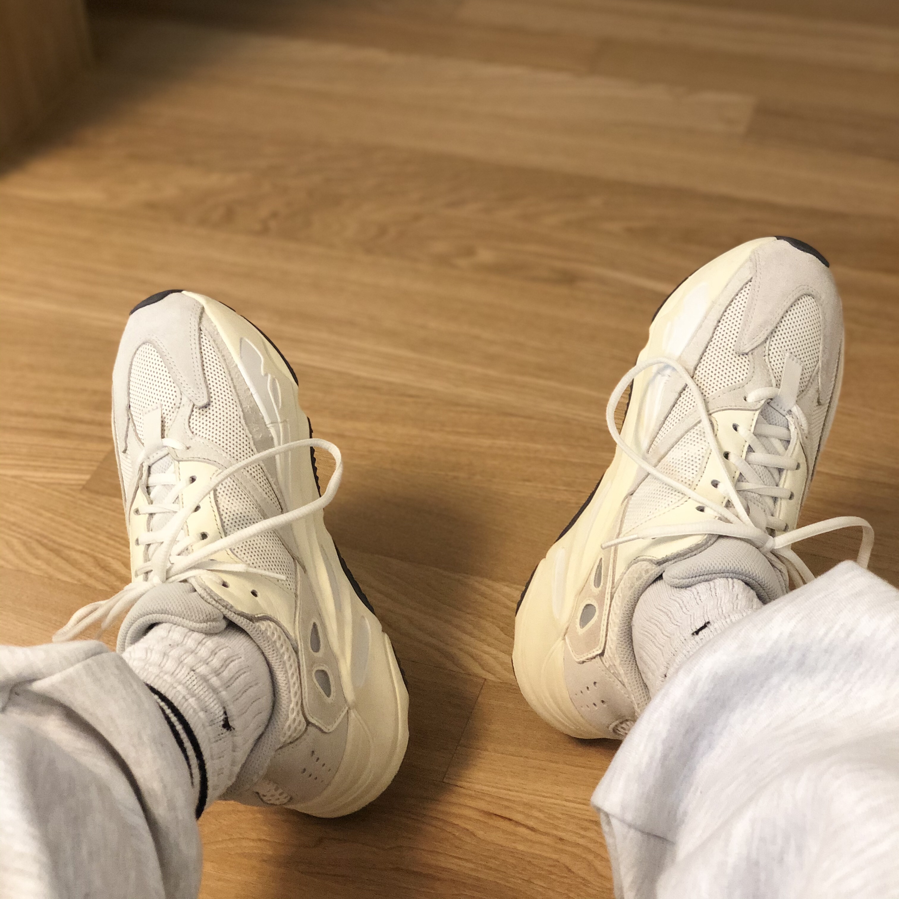 Adidas Yeezy Boost 700 Analog 2019 착용 스타일