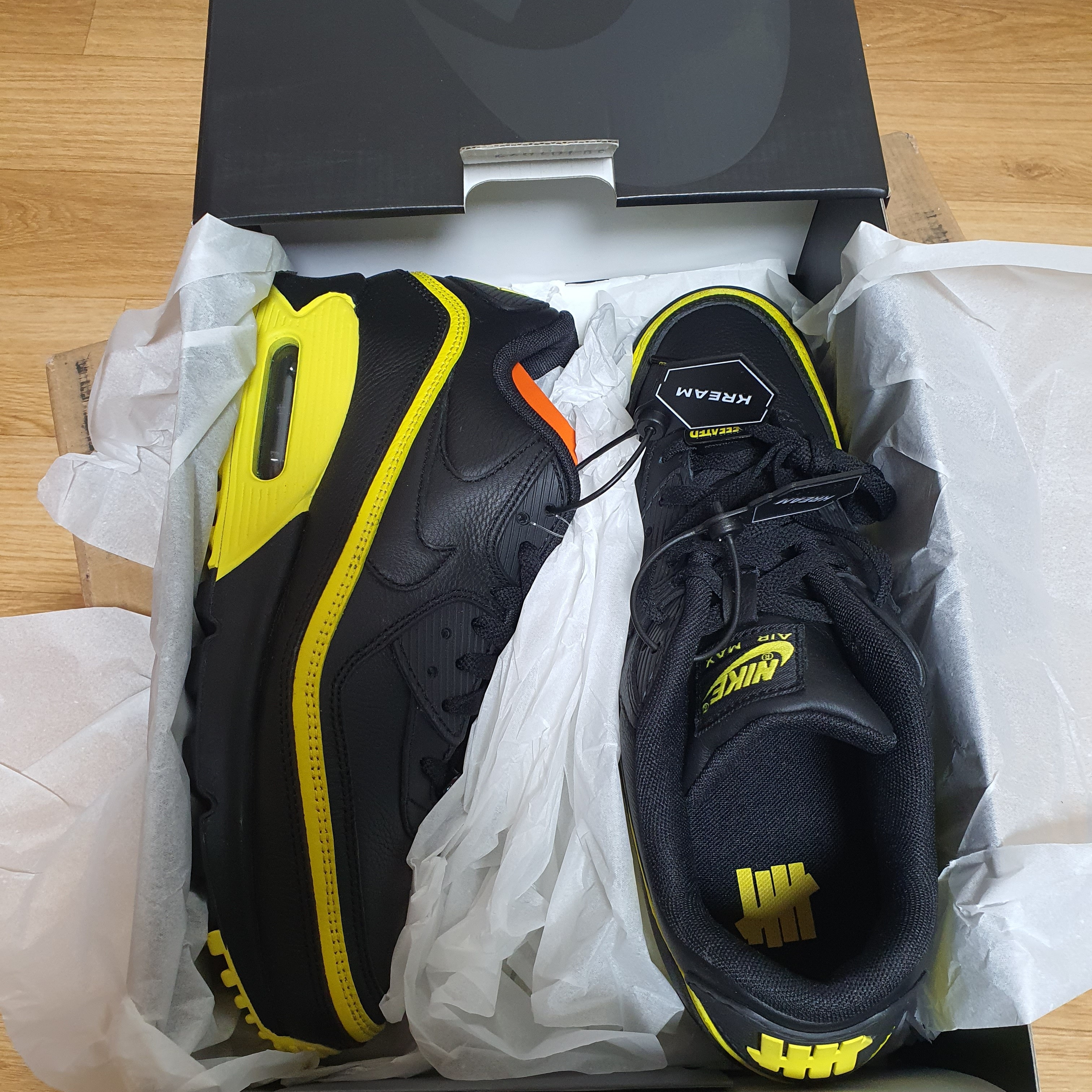 Nike x Undefeated Air Max 90 Black Optic Yellow 착용 스타일 - 1