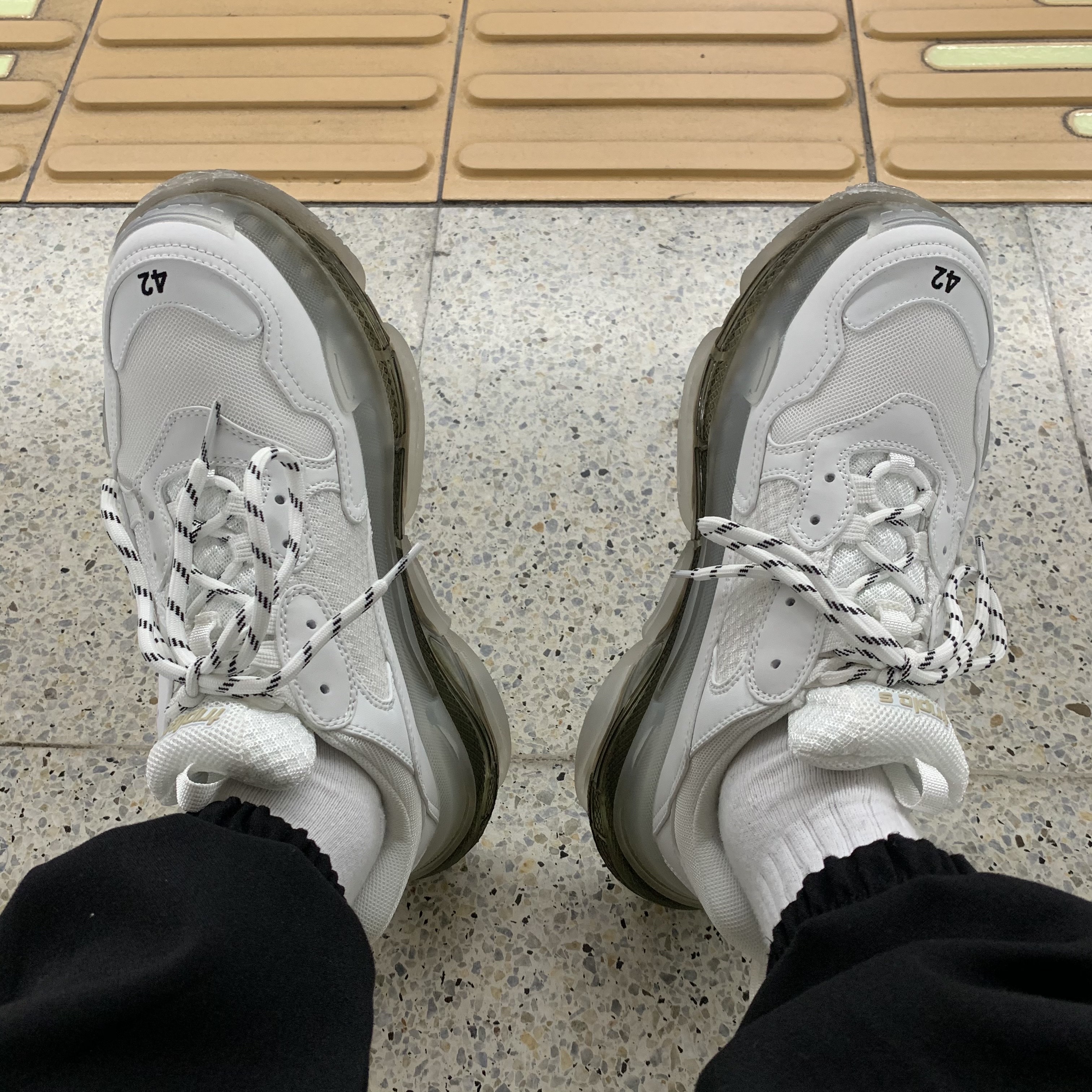 (W) Balenciaga Triple S Clear Sole White 2019 착용 스타일