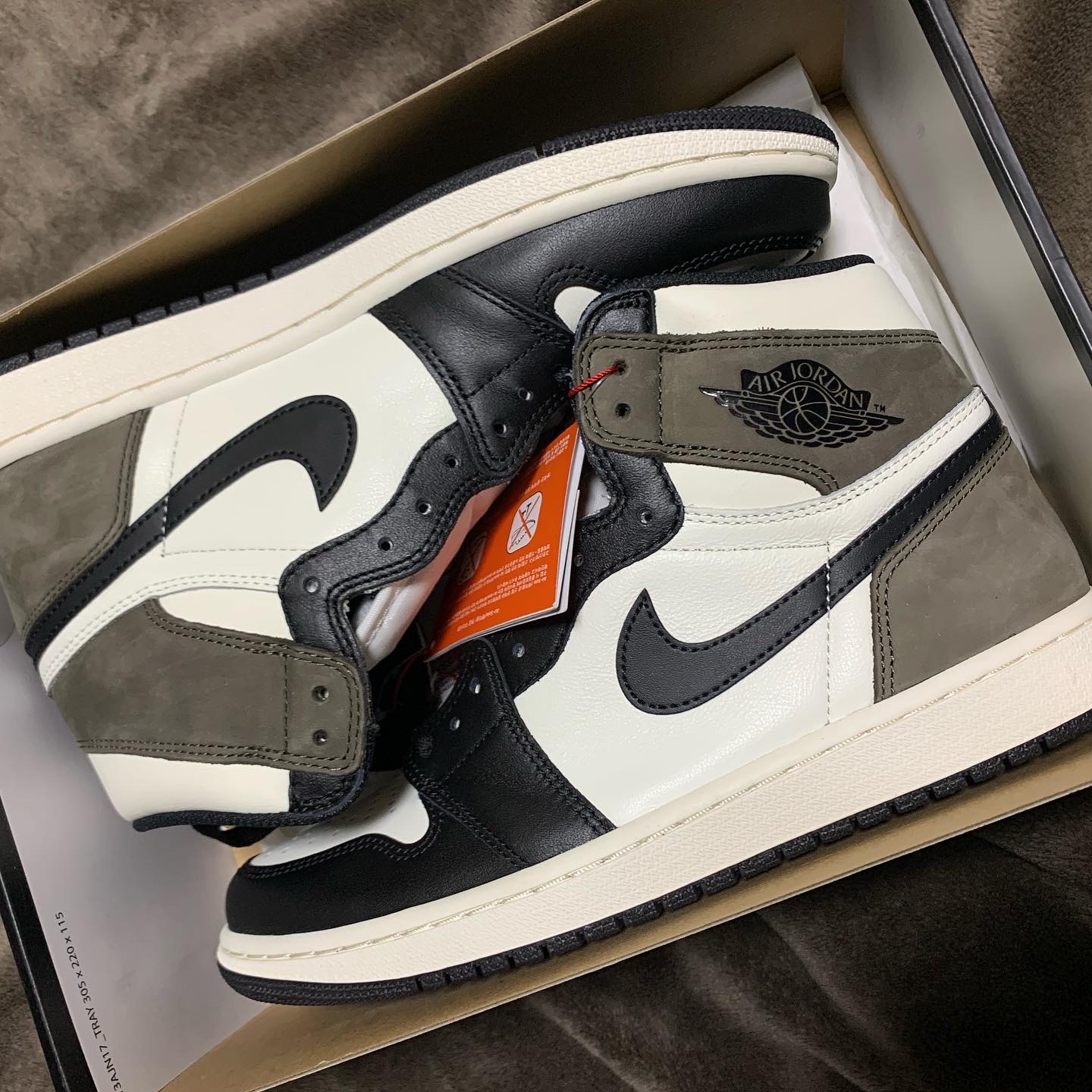 Jordan 1 Retro High OG Black Mocha 착용 스타일