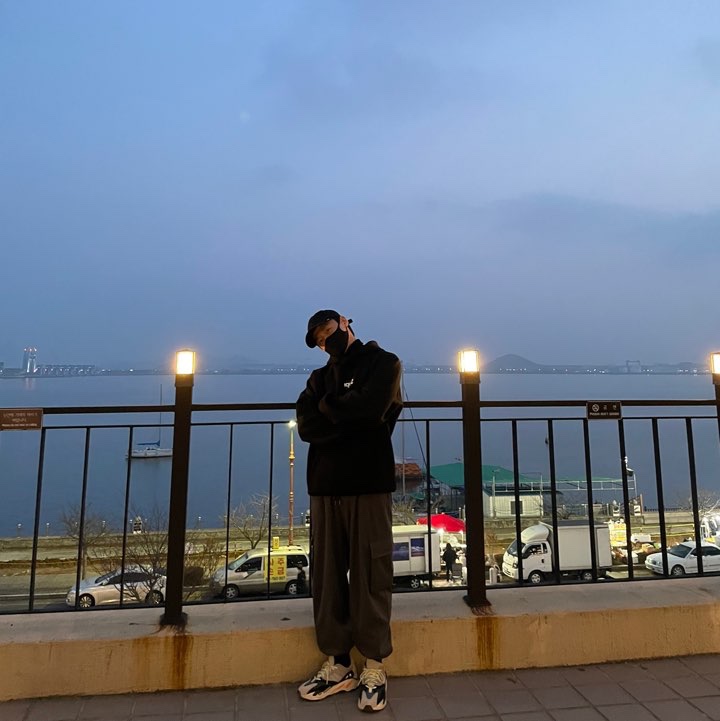 Adidas Yeezy Boost 700 Wave Runner Solid Grey 2017/2019, Supreme x Comme des Garcons Shirt Split Box Logo Hooded Sweatshirt Black - 18FW 착용 스타일