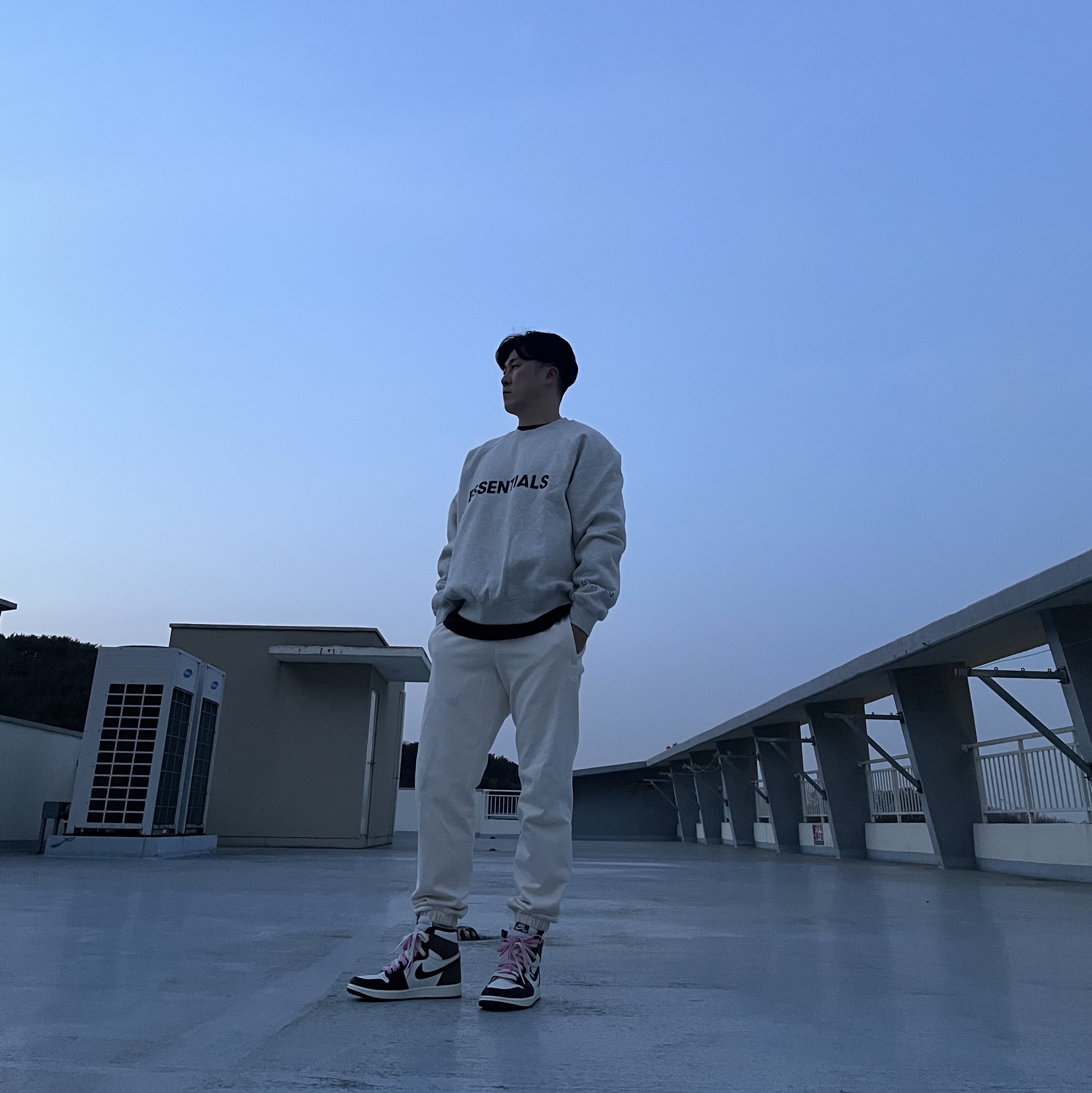 Jordan 1 Retro High OG Black Mocha, Essentials 3D Silicon Applique Crewneck Oatmeal/Oatmeal Heather/Light Heather Oatmeal 2020 착용 스타일 - 1