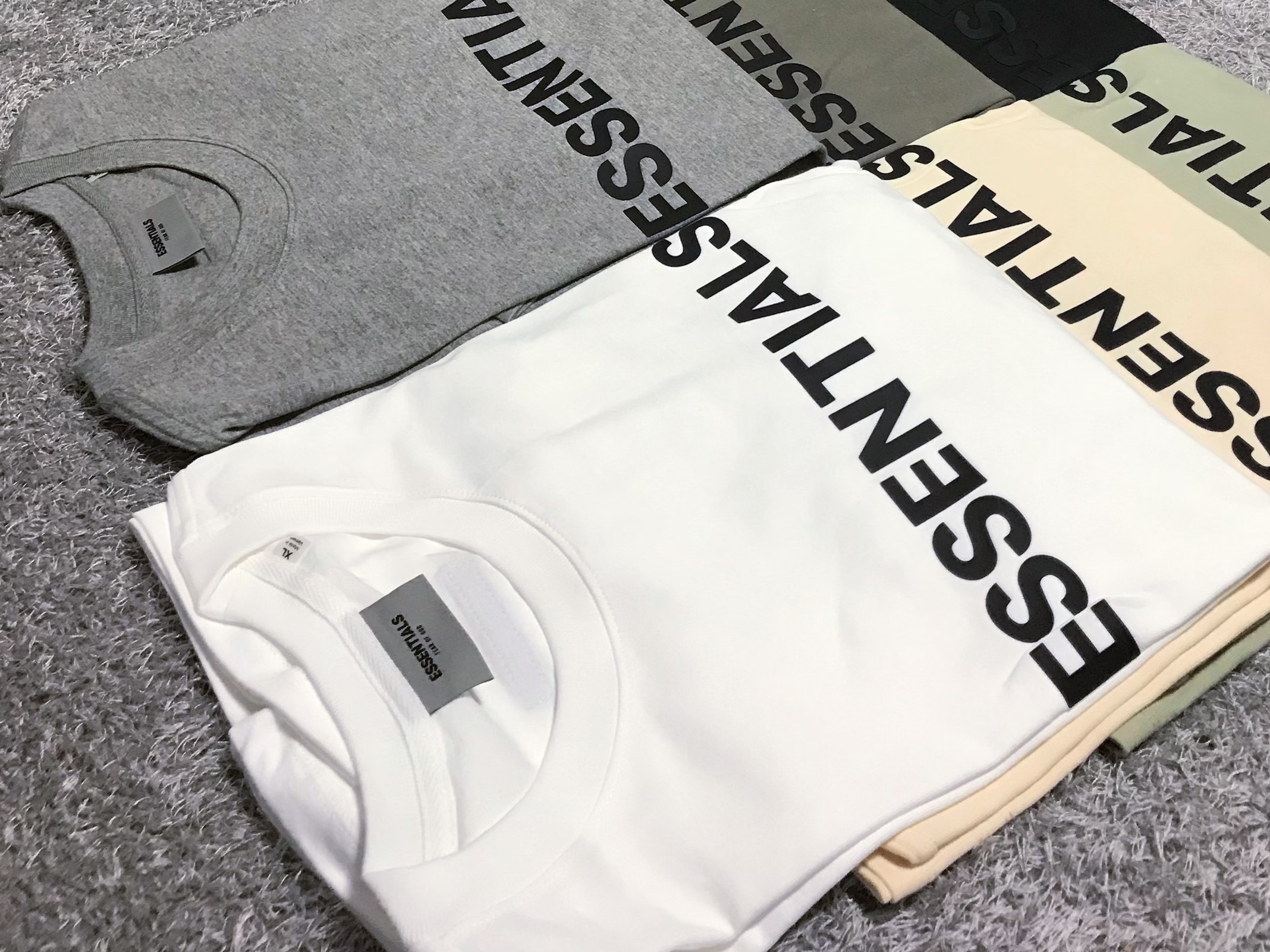 Essentials 3D Silicon Applique Boxy T-Shirt Dark Slate/Black 2020, Essentials 3D Silicon Applique Boxy Long Sleeve T-Shirt Moss - 20FW 착용 스타일