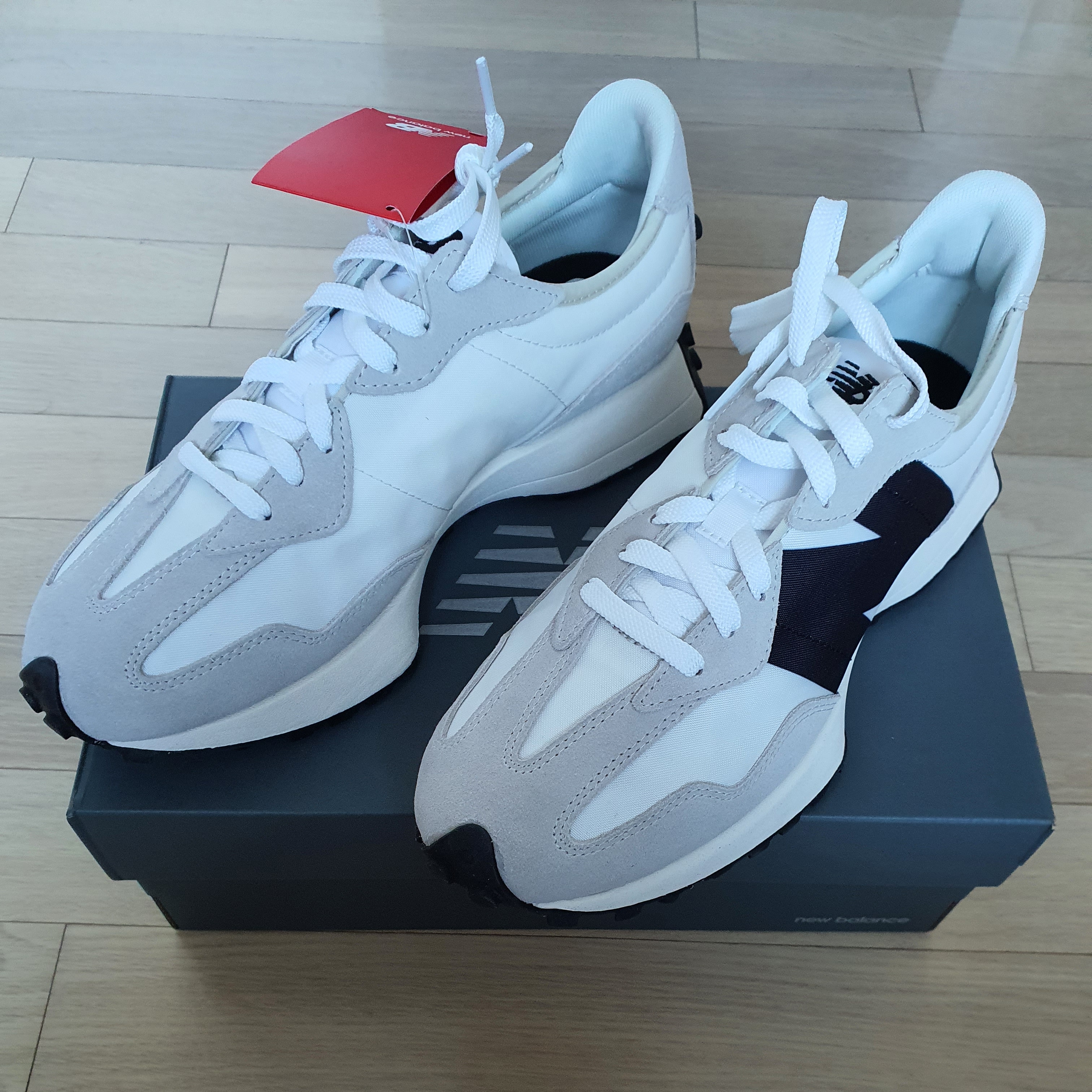 New Balance 327 White Black 착용 스타일