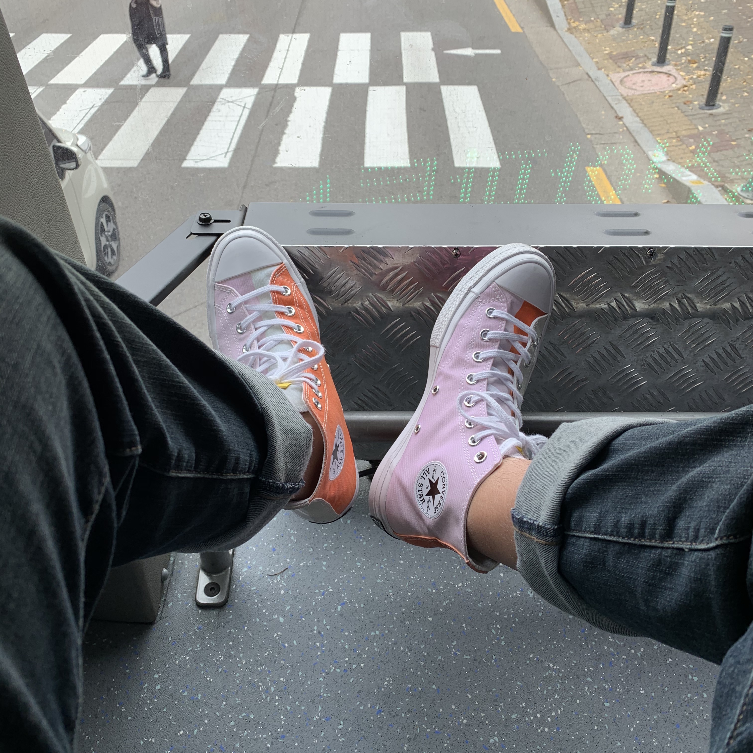 Converse x Chinatown Market Chuck 70 Hi UV 착용 스타일