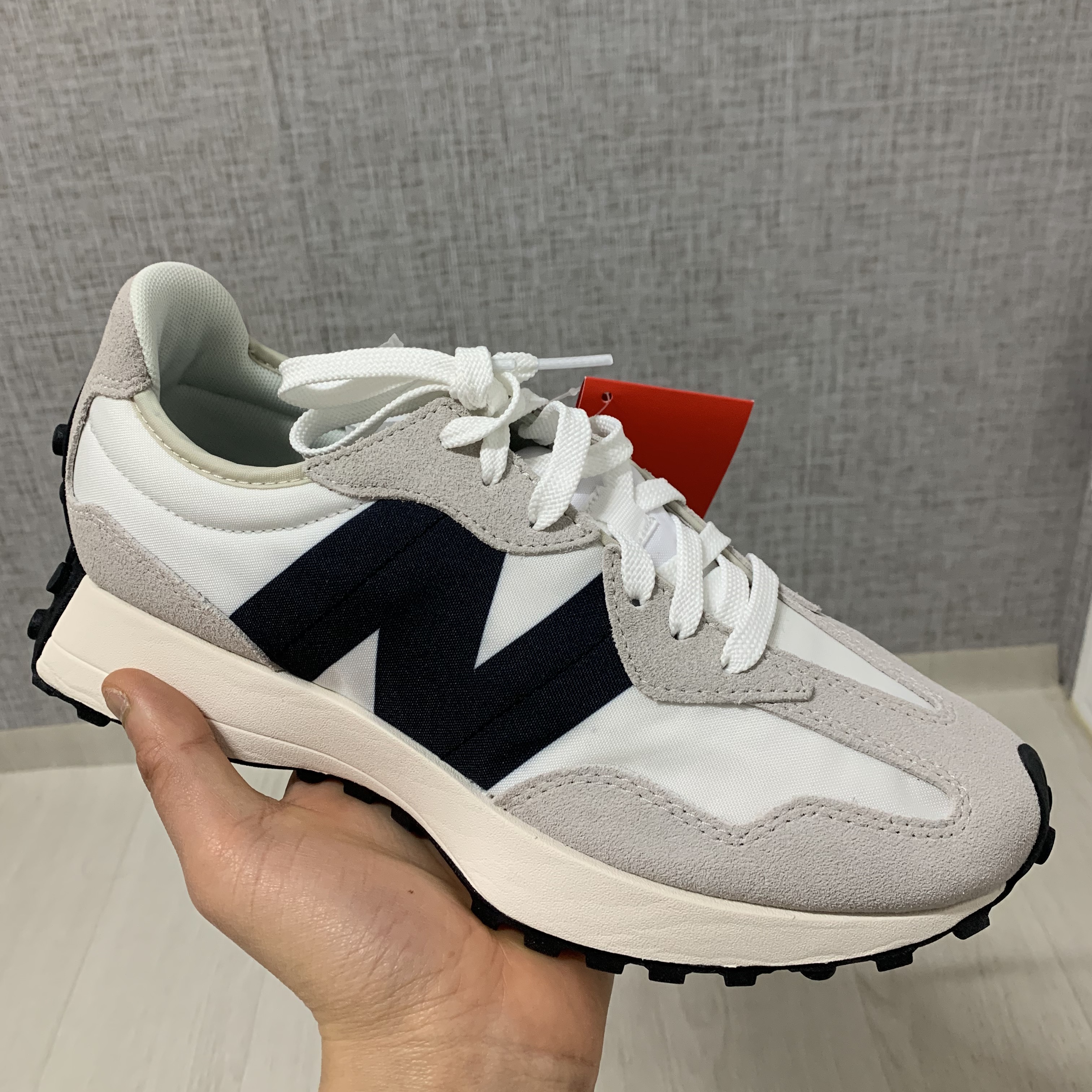 New Balance 327 White Black 착용 스타일