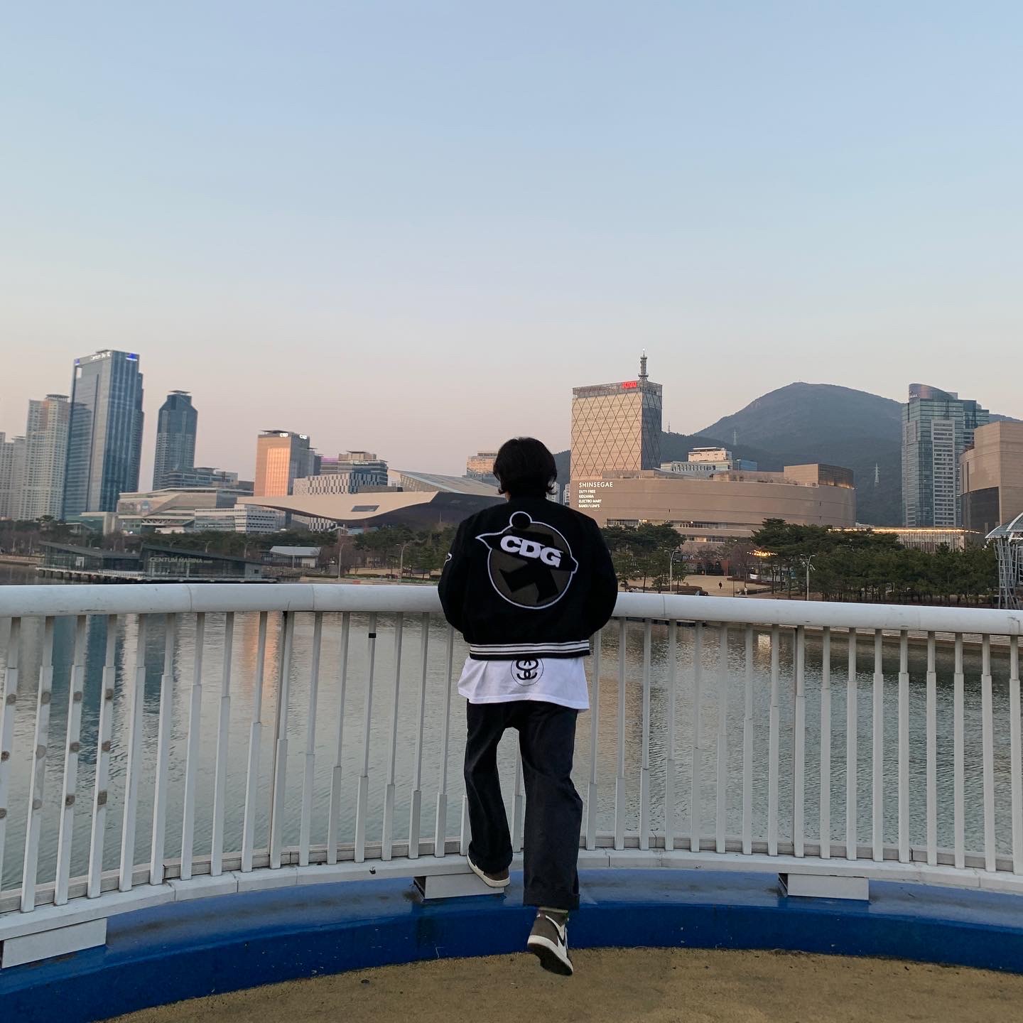 Stussy x CDG Varsity Jacket, Stussy x Takahiromiyashita The Soloist 40 WT T-Shirt 착용 스타일 - 3