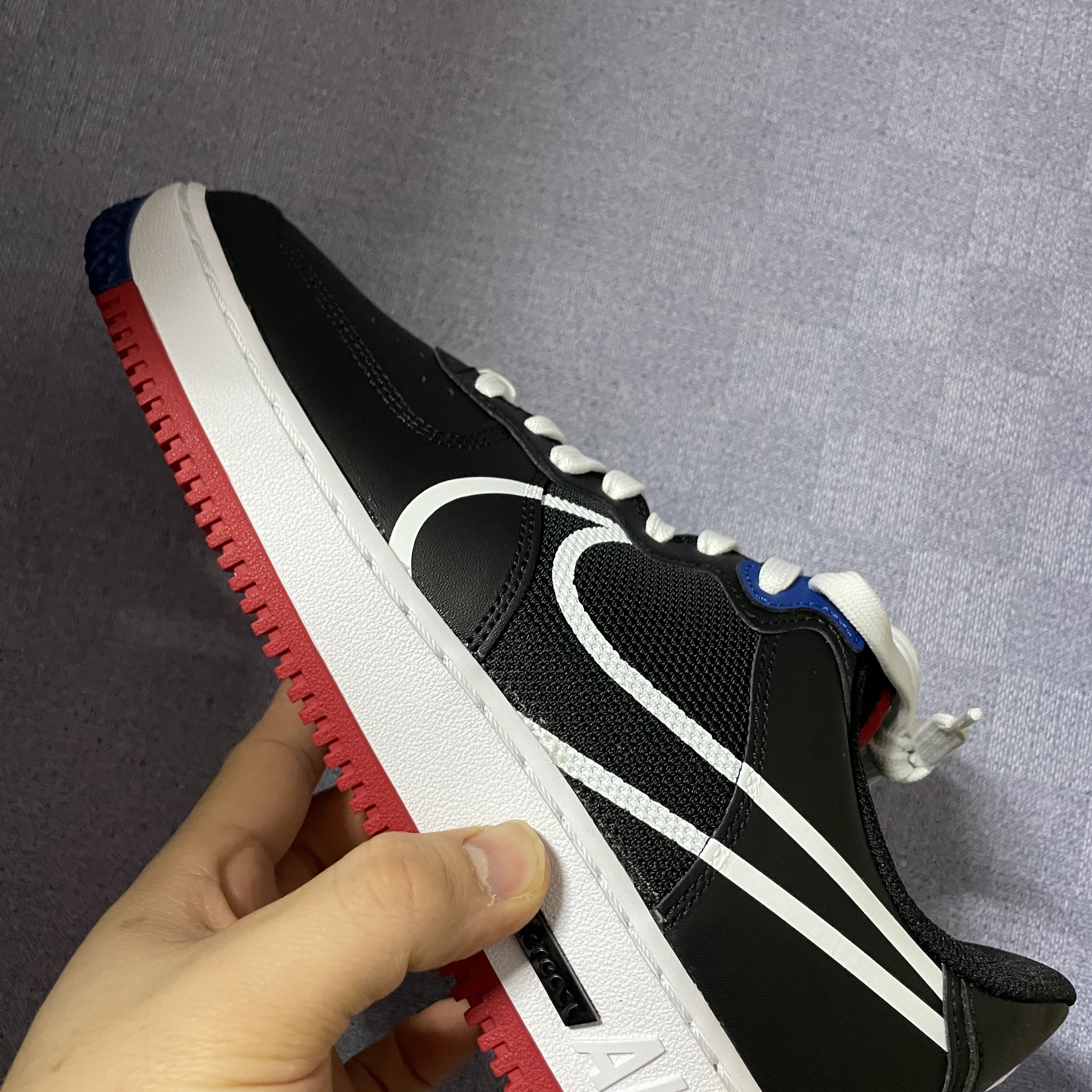 Nike Air Force 1 React Black Gym Red Blue 착용 스타일 - 2