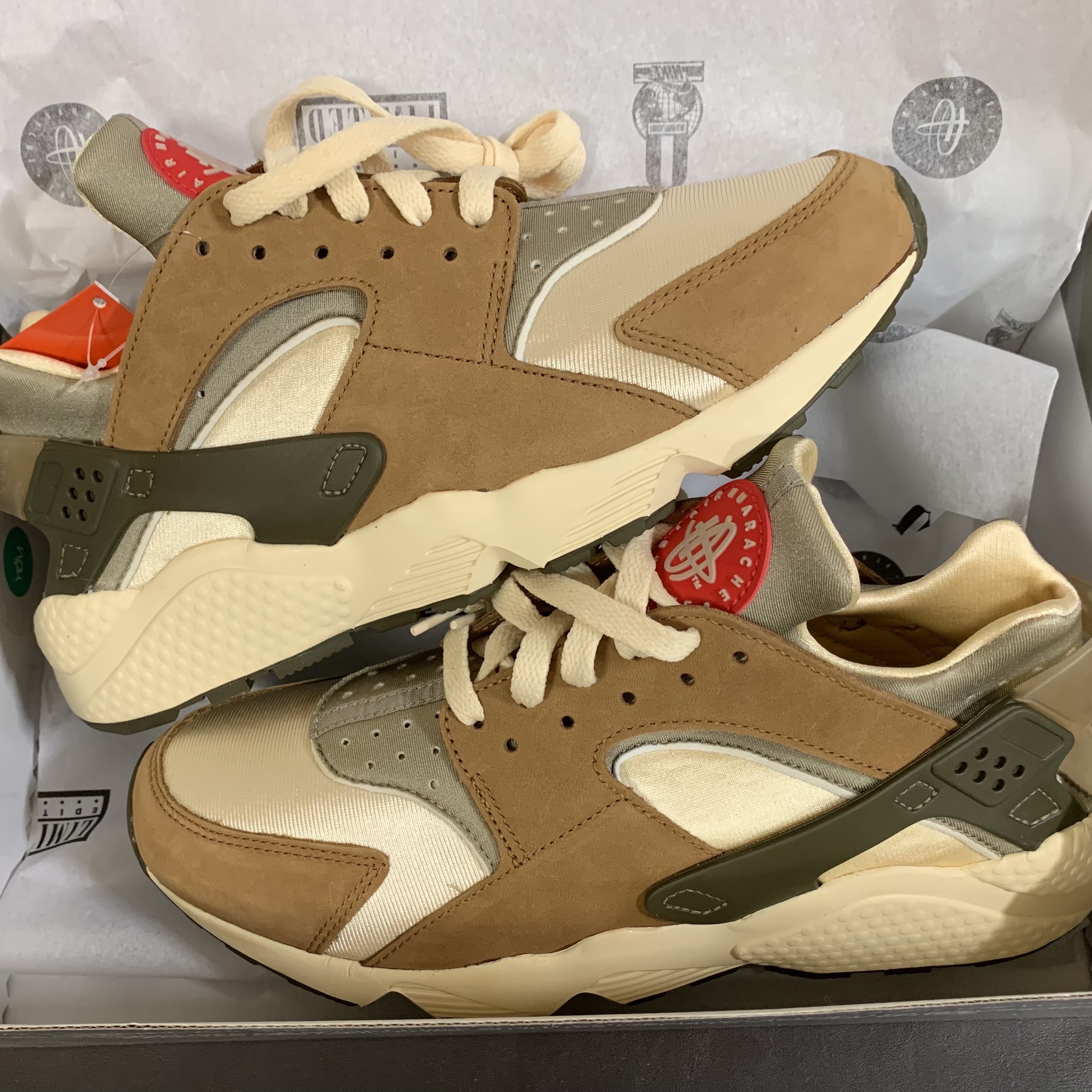 Nike x Stussy Air Huarache LE Desert Oak 착용 스타일