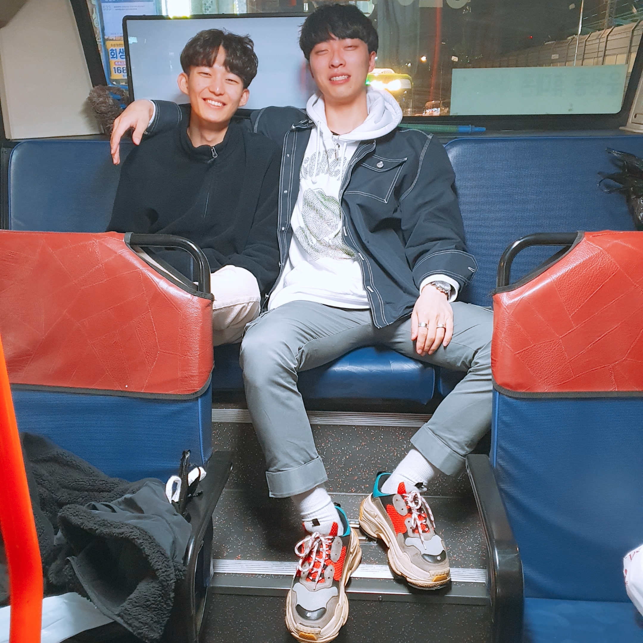 Balenciaga Triple S Grey Red Blue 2018 Reissue 착용 스타일