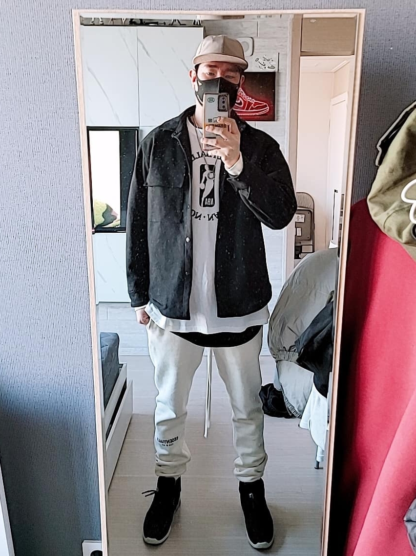 Essentials Sweatpants Buttercream 2020, Nike x Fear of God Air Fear of God Raid Black 착용 스타일 - 1