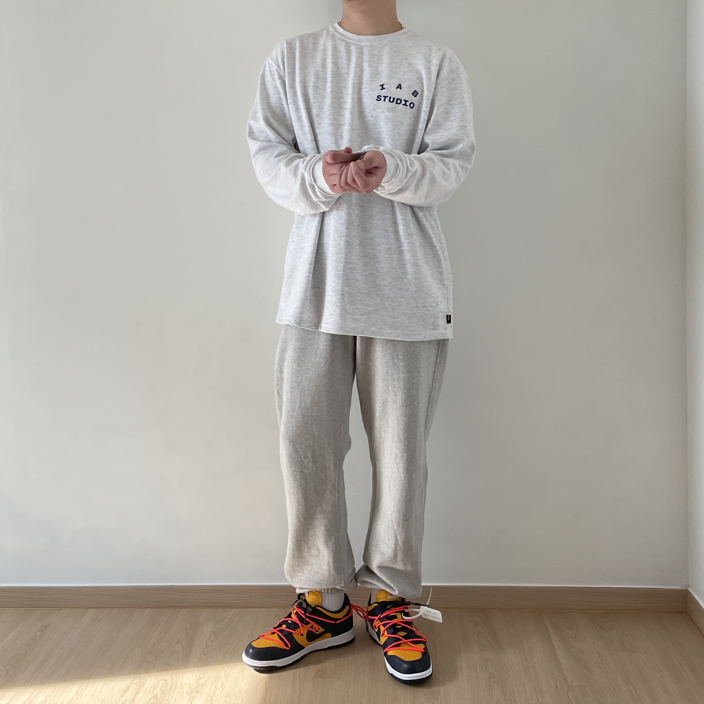 IAB Studio Long Sleeve Light Gray, Nike x Off-White Dunk Low University Gold Midnight Navy 착용 스타일 - 1