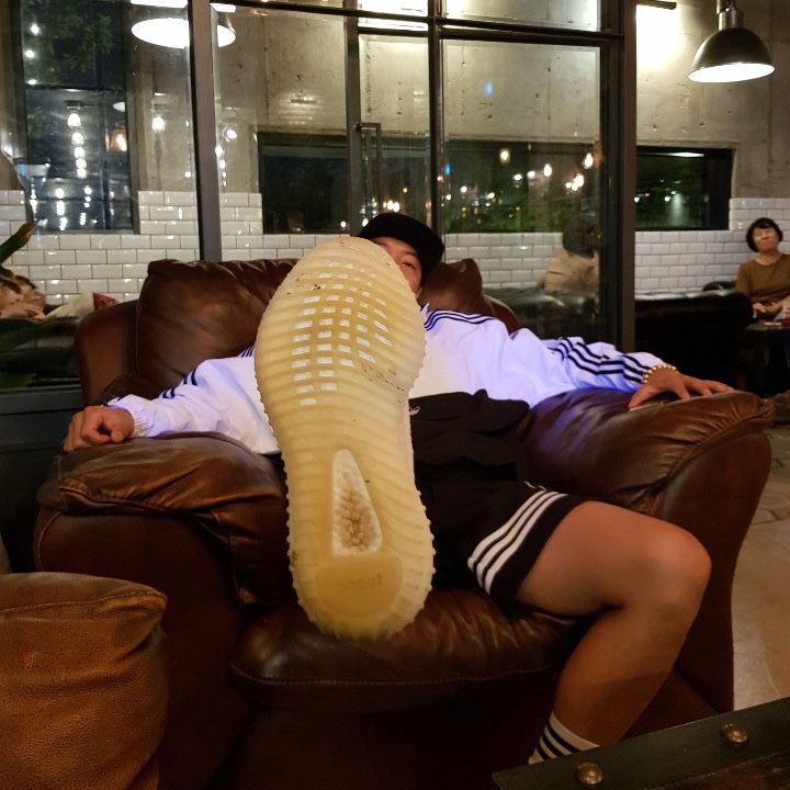 Adidas Yeezy Boost 350 V2 Cream/Triple White 착용 스타일