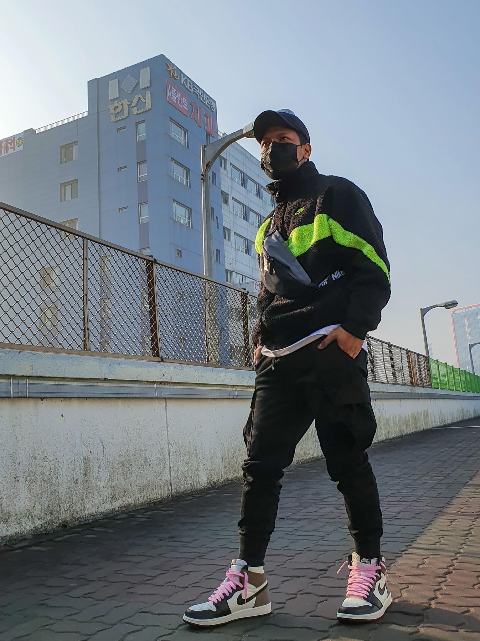 Jordan 1 Retro High OG Black Mocha, Nike Big Swoosh Full Zip Jacket Black Volt 착용 스타일