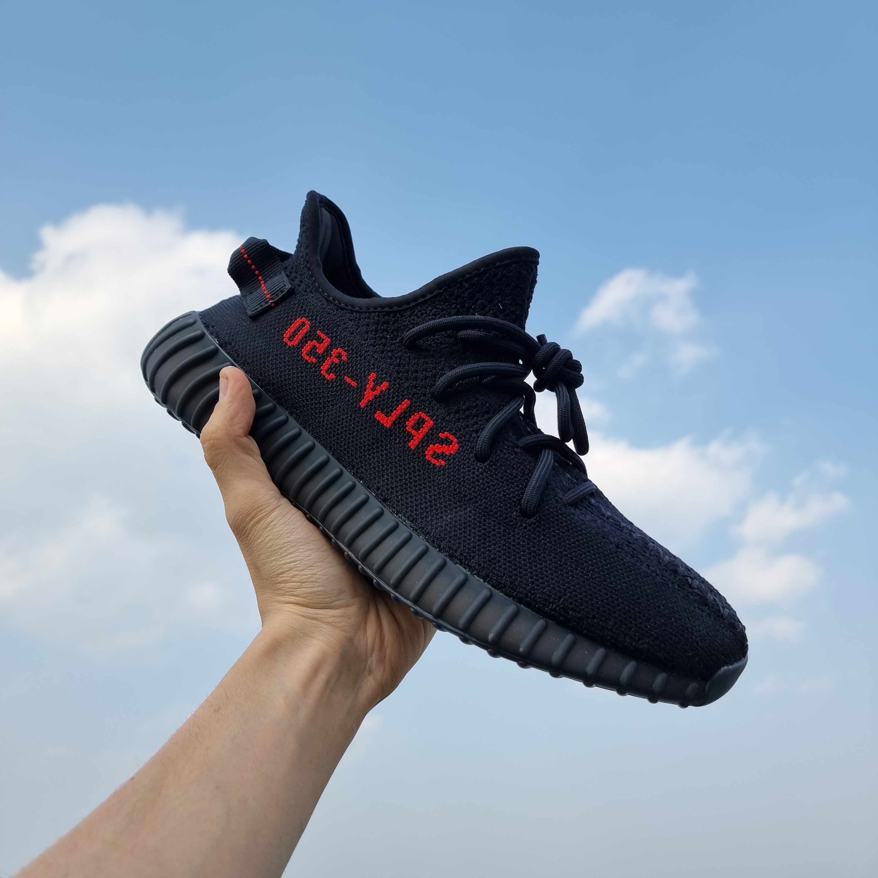 Adidas Yeezy Boost 350 V2 Black Red 2020 착용 스타일 - 2