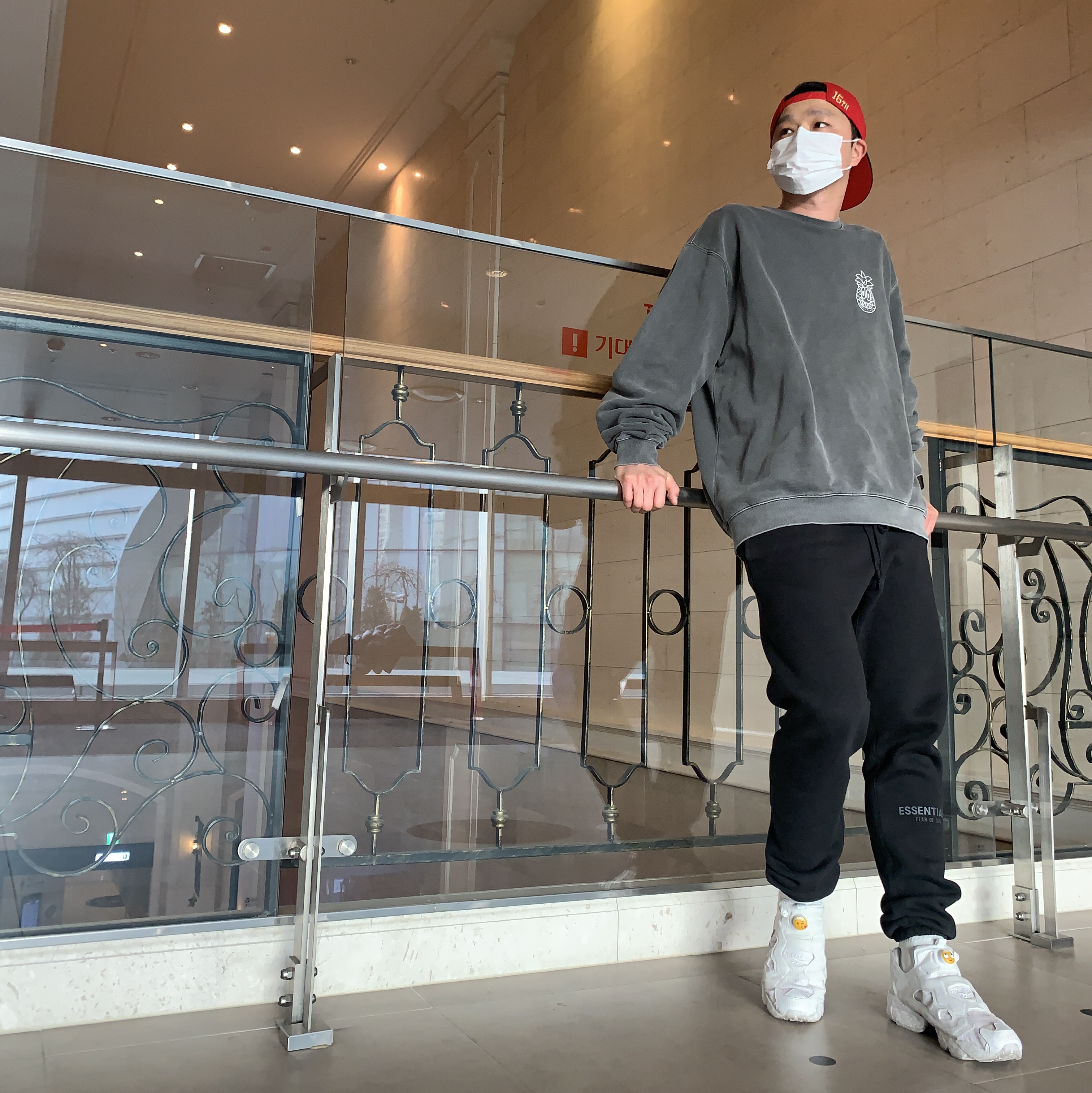 Essentials Sweatpants Dark Slate/Black 2020, Reebok x Vetements Instapump Fury Emoji 착용 스타일