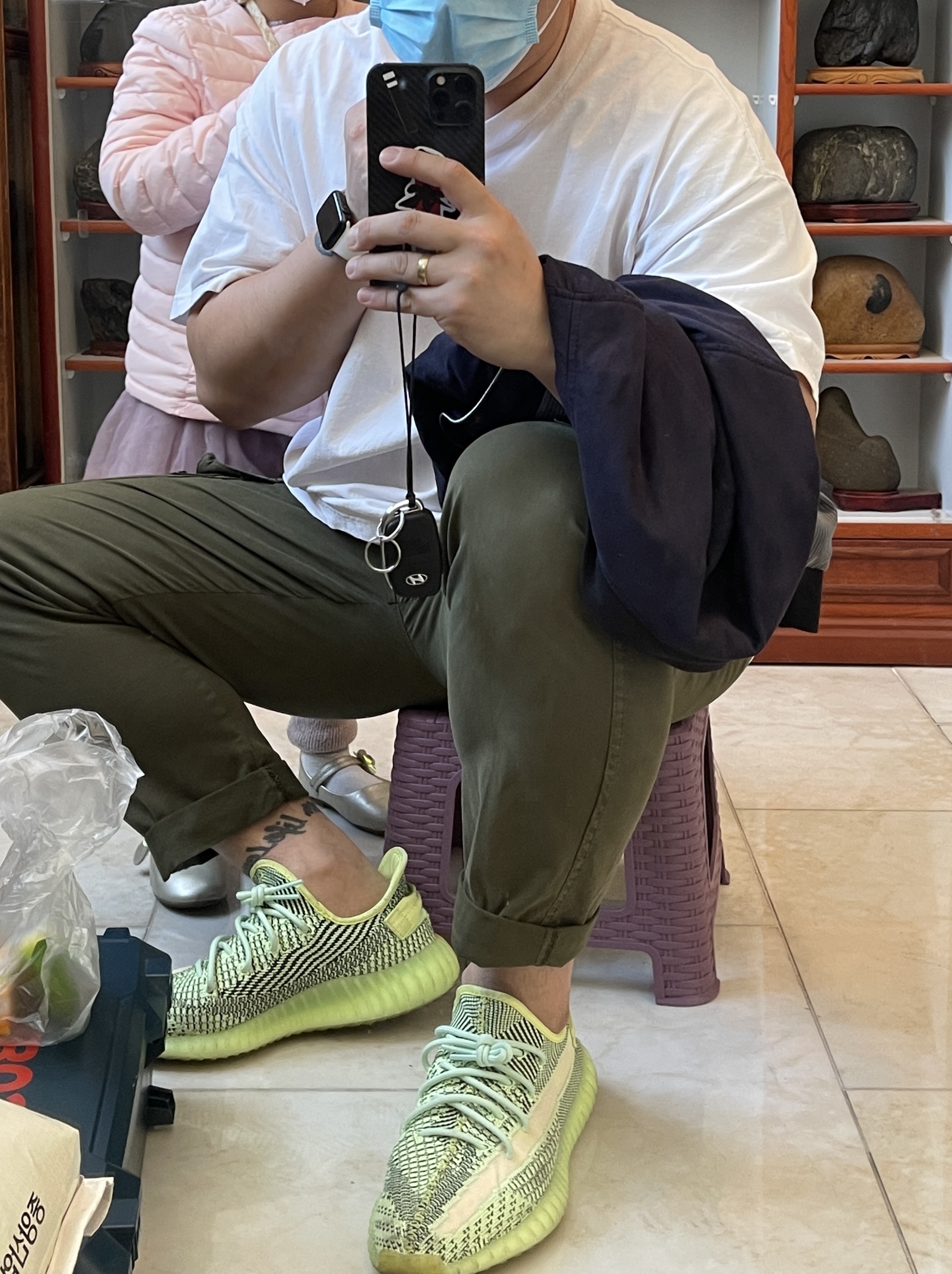 Adidas Yeezy Boost 350 V2 Yeezreel - Non-Reflective 착용 스타일