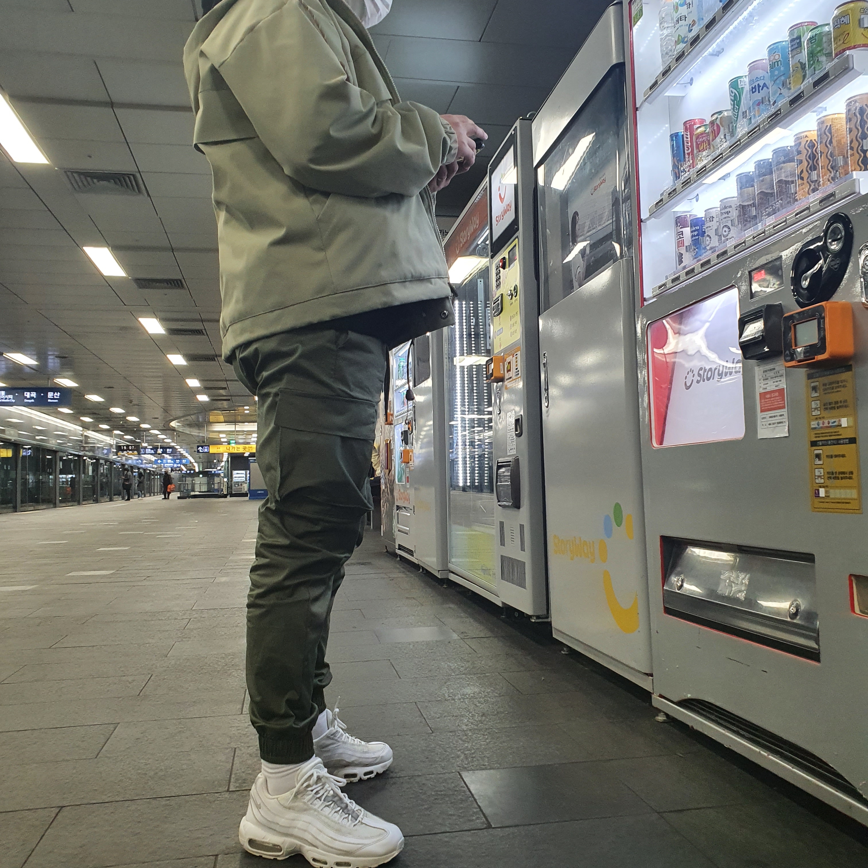 Nike Air Max 95 Essential Triple White 착용 스타일 - 1