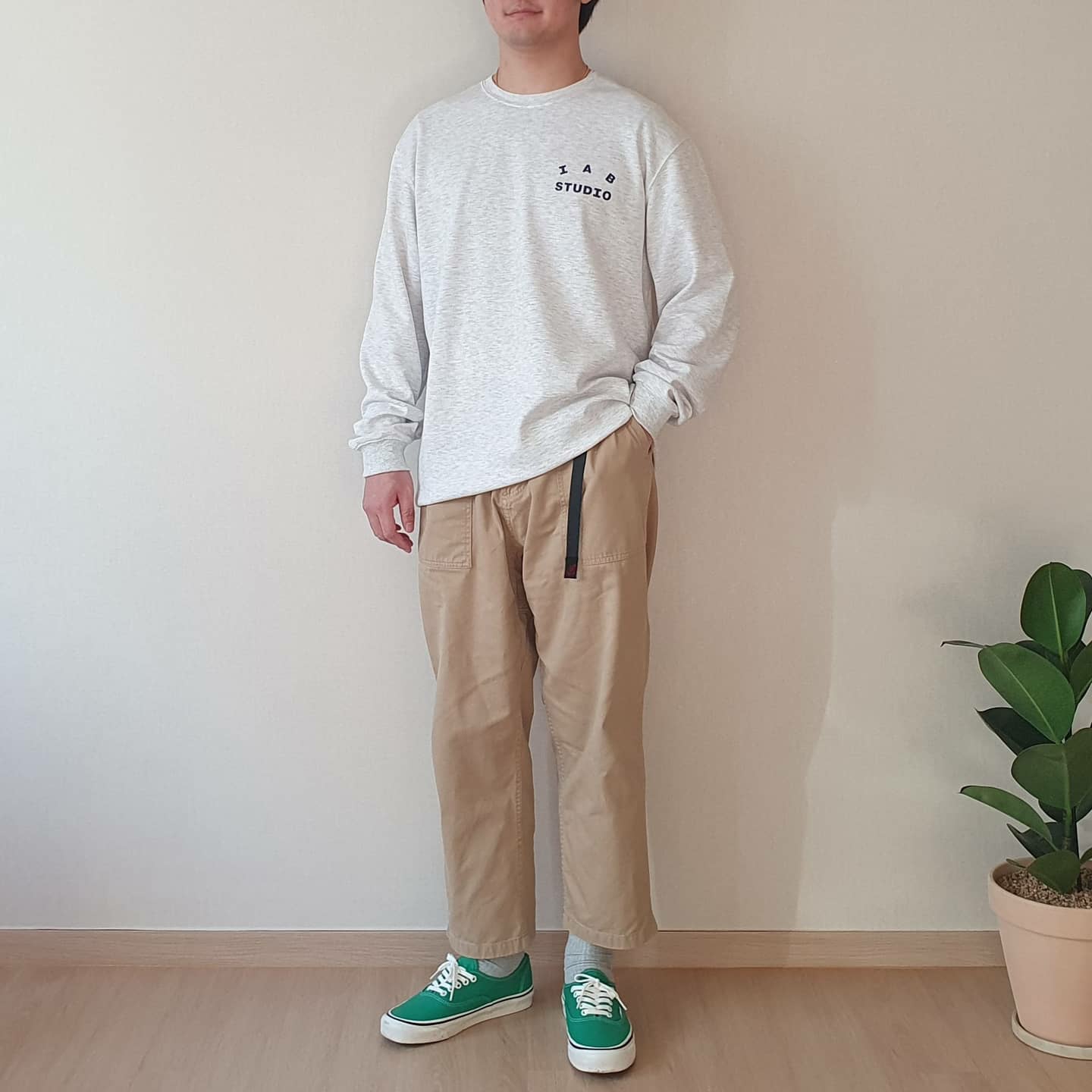 IAB Studio Long Sleeve Light Gray 착용 스타일