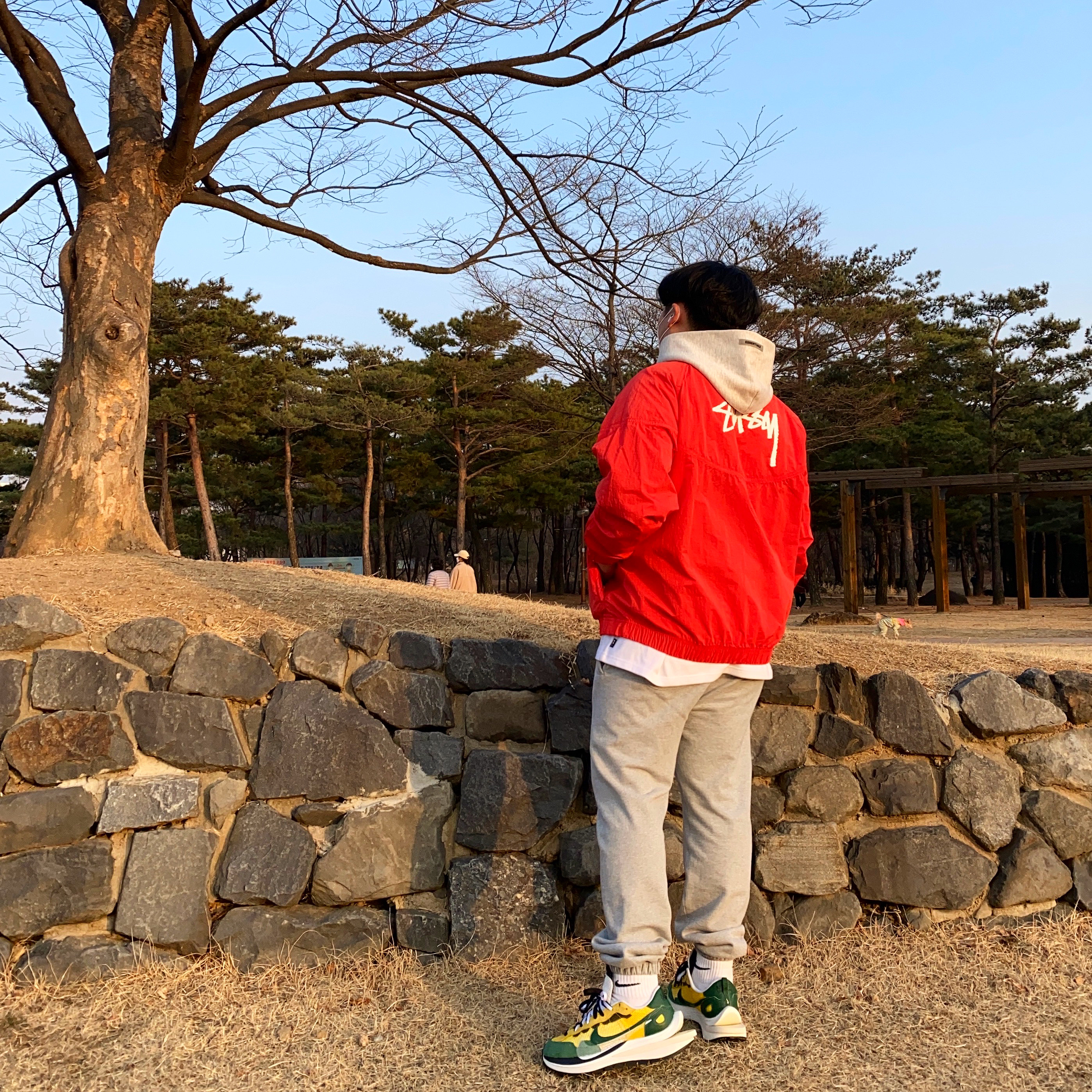 Nike x Stussy Windrunner Jacket Habanero Red, Essentials 3D Silicon Applique Pullover Hoodie White - 20SS 착용 스타일