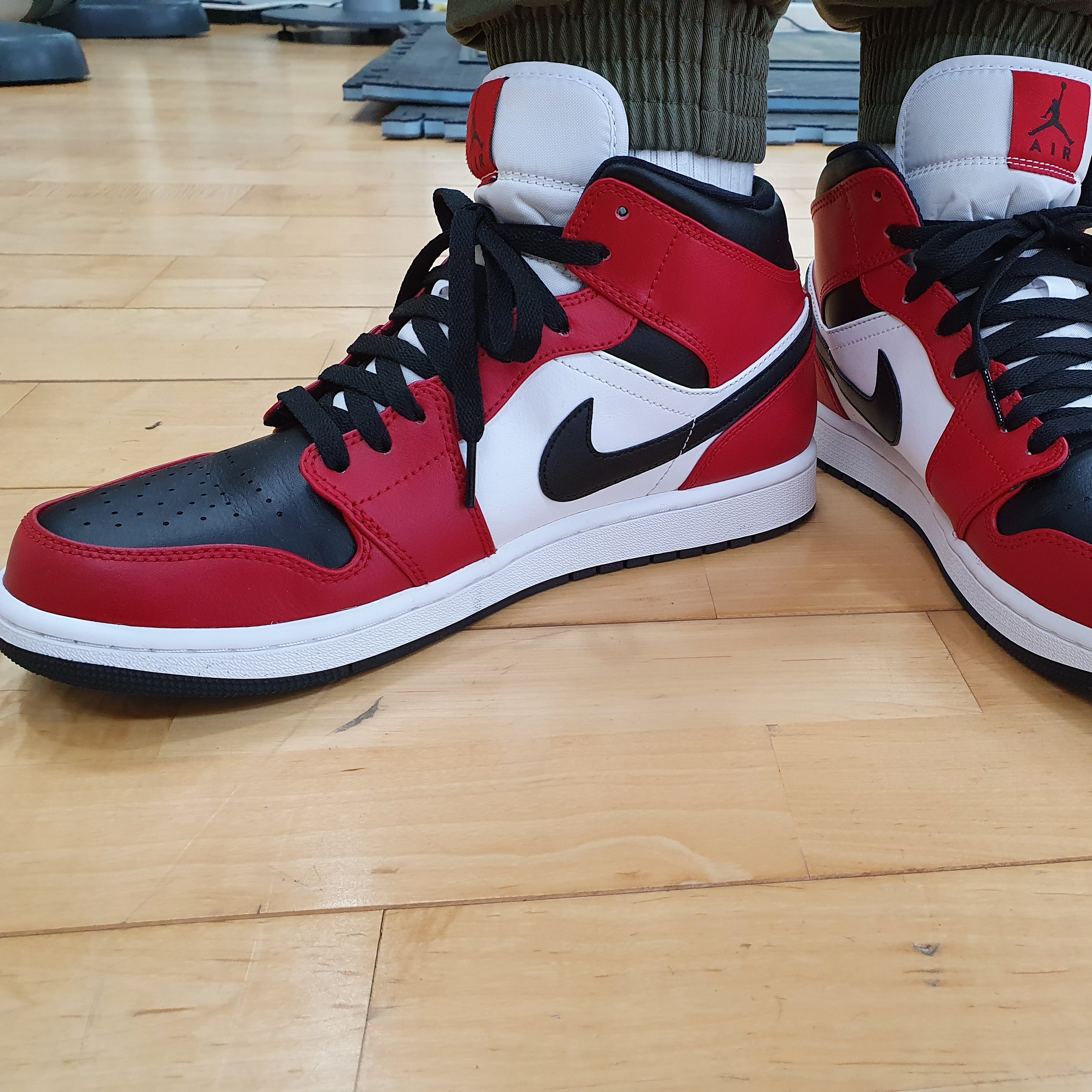Jordan 1 Mid Chicago Black Toe 착용 스타일 - 2